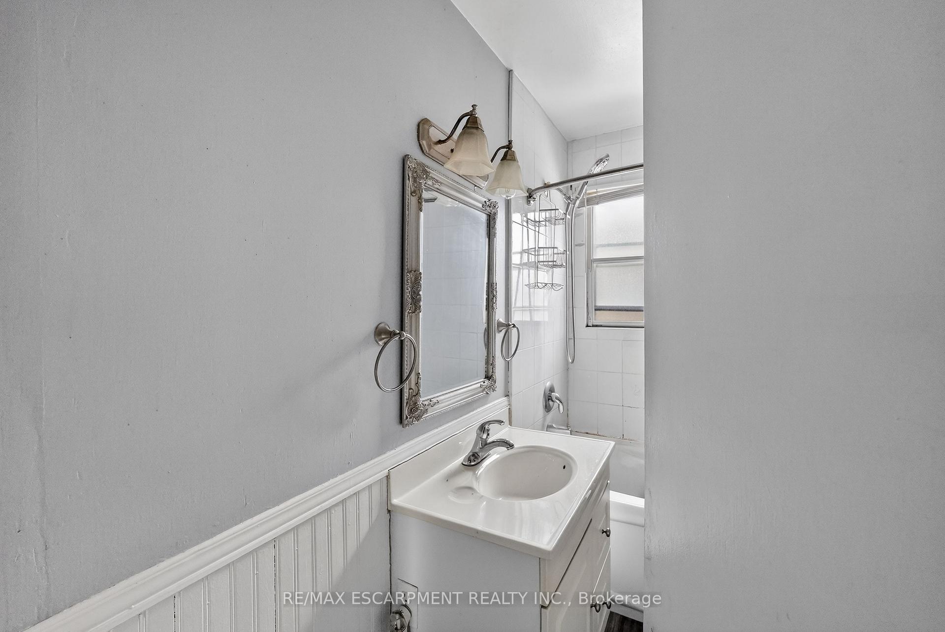 Photo 15 of 85 Grass Avenue, St. Catharines, Downtown — HOMEH