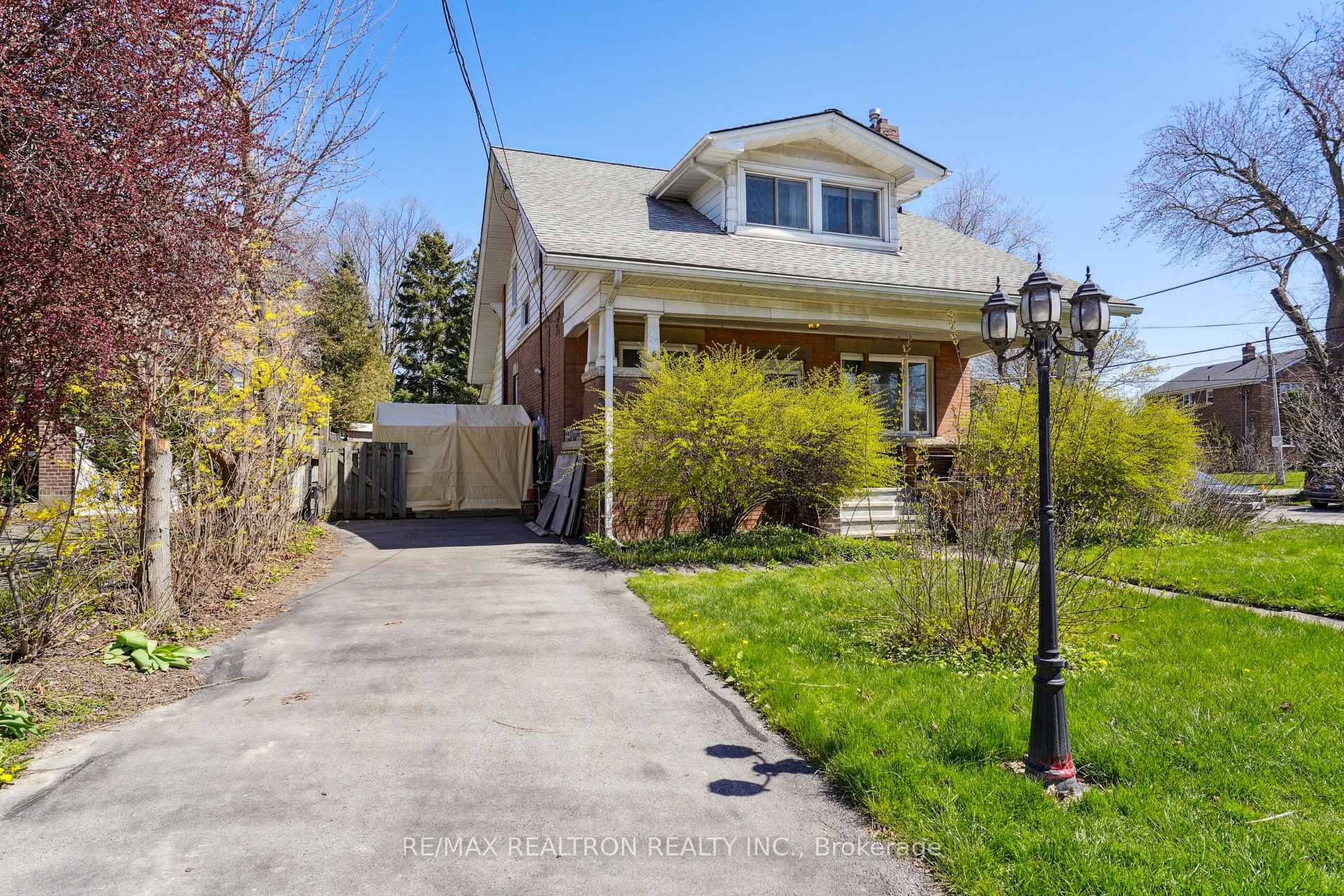 Front of Unit Lower Level, 2585 Lake Shore Boulevard W