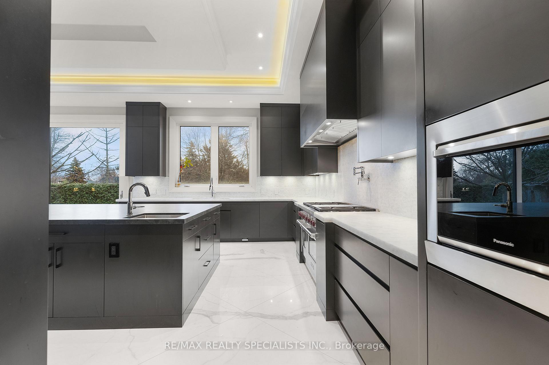 Photo 8 of 95 Lord Seaton Road, North York, St. Andrew-Windfields — HOMEH