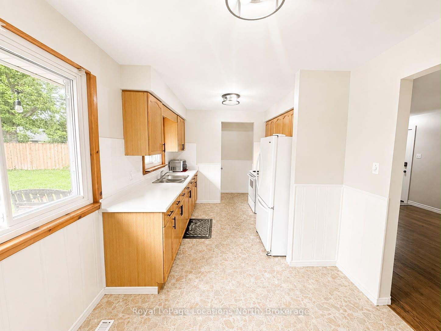 Photo 6 of Unit A (Upper), 504 Sixth Street, Collingwood — HOMEH