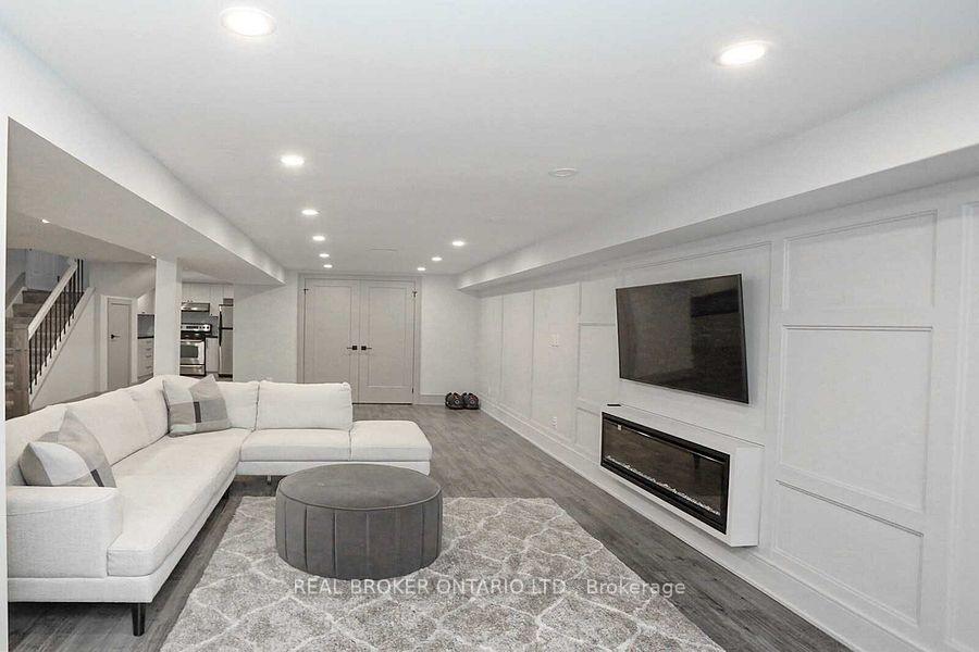 Photo 1 of 49 Fortrose Crescent, North York, Parkwoods-Donalda — HOMEH