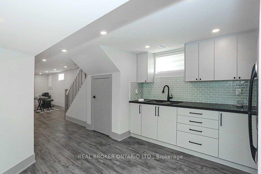 Photo 4 of 49 Fortrose Crescent, North York, Parkwoods-Donalda — HOMEH
