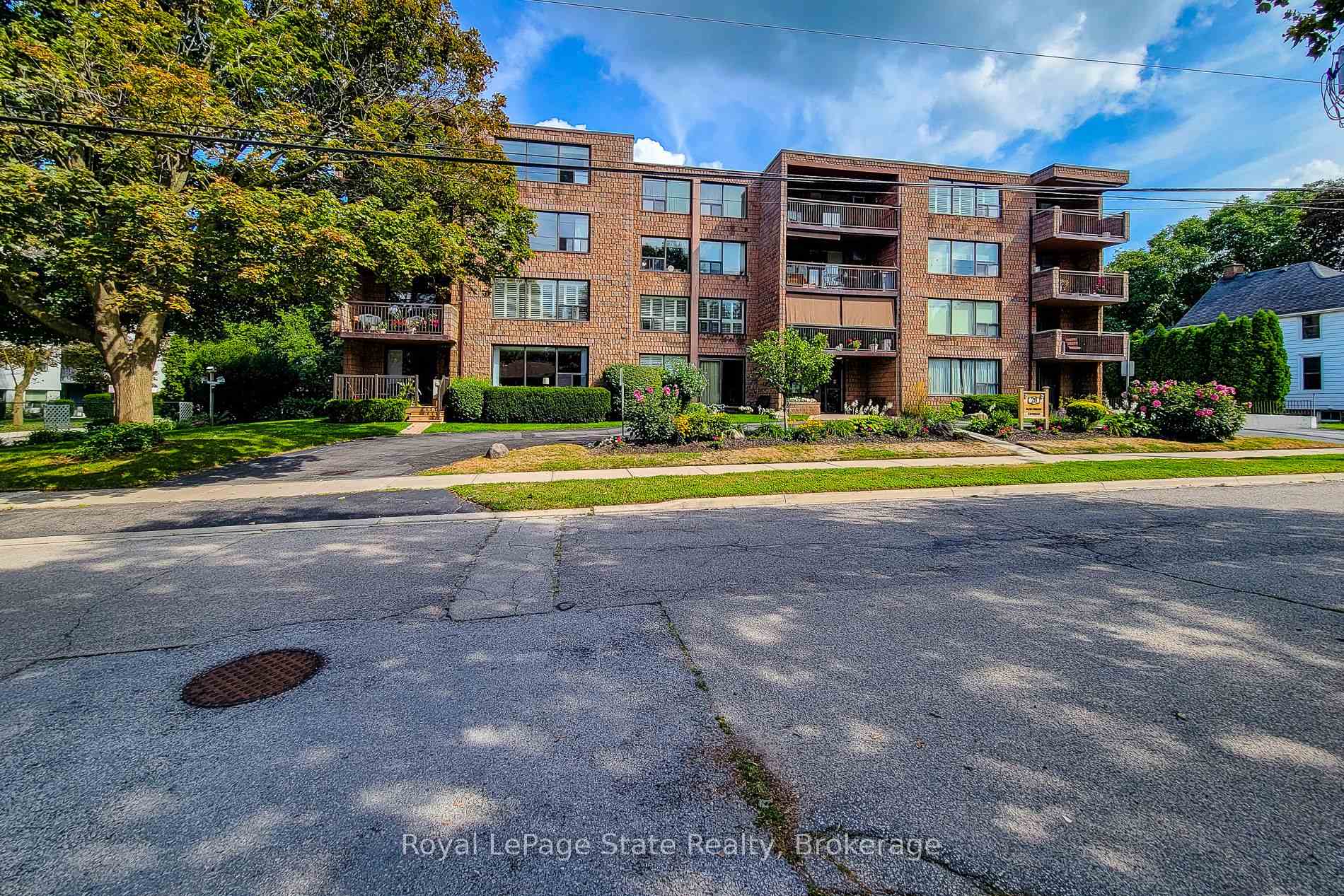 Photo of Unit 405, 28 Robinson Street N