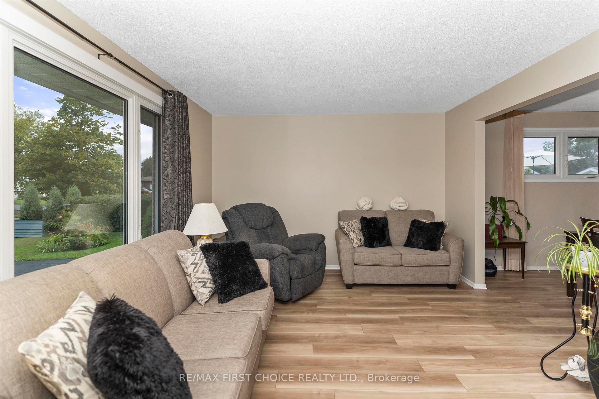 Photo 3 of 422 Simon Fraser Drive, Thunder Bay, Northwood Park — HOMEH