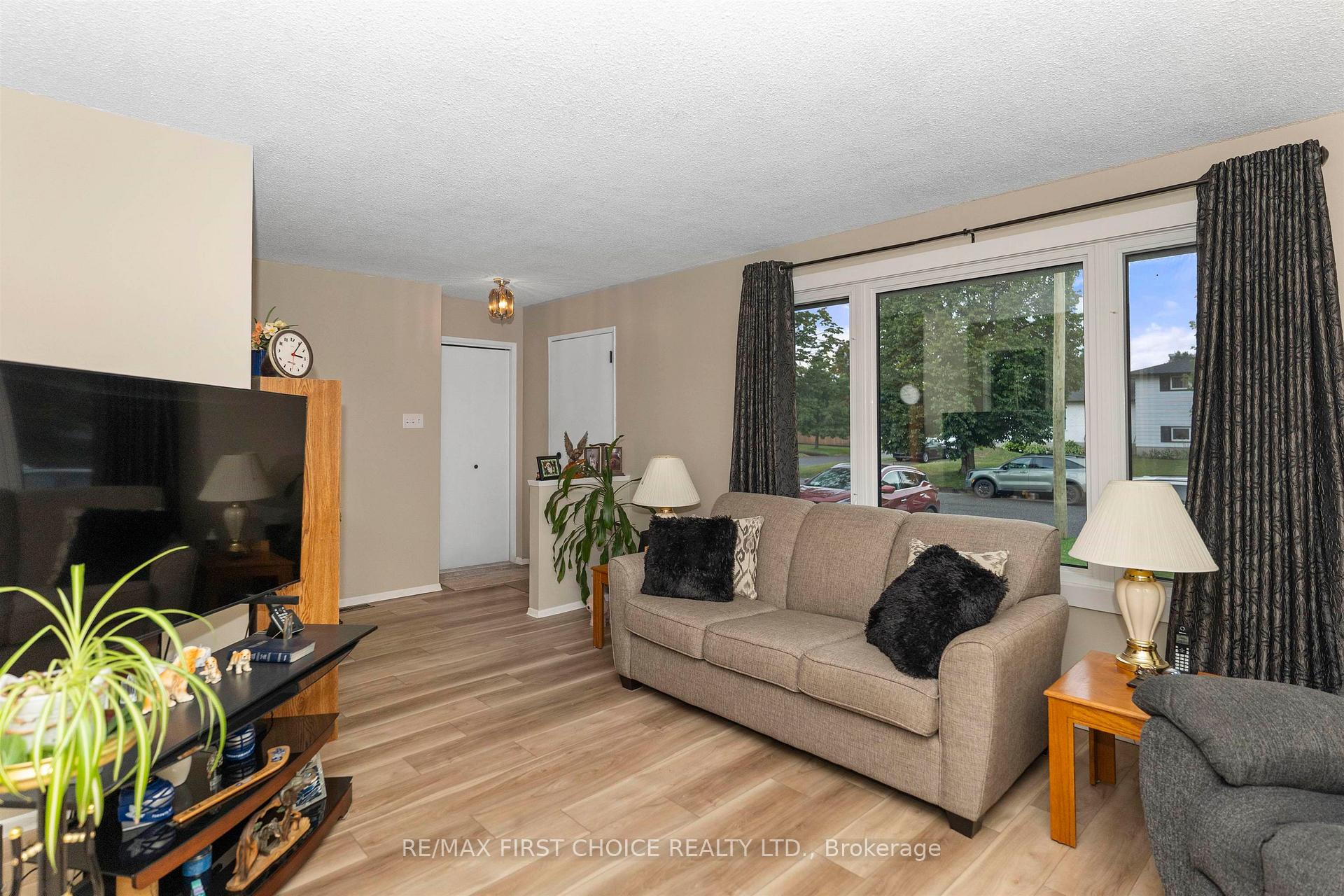 Photo 4 of 422 Simon Fraser Drive, Thunder Bay, Northwood Park — HOMEH