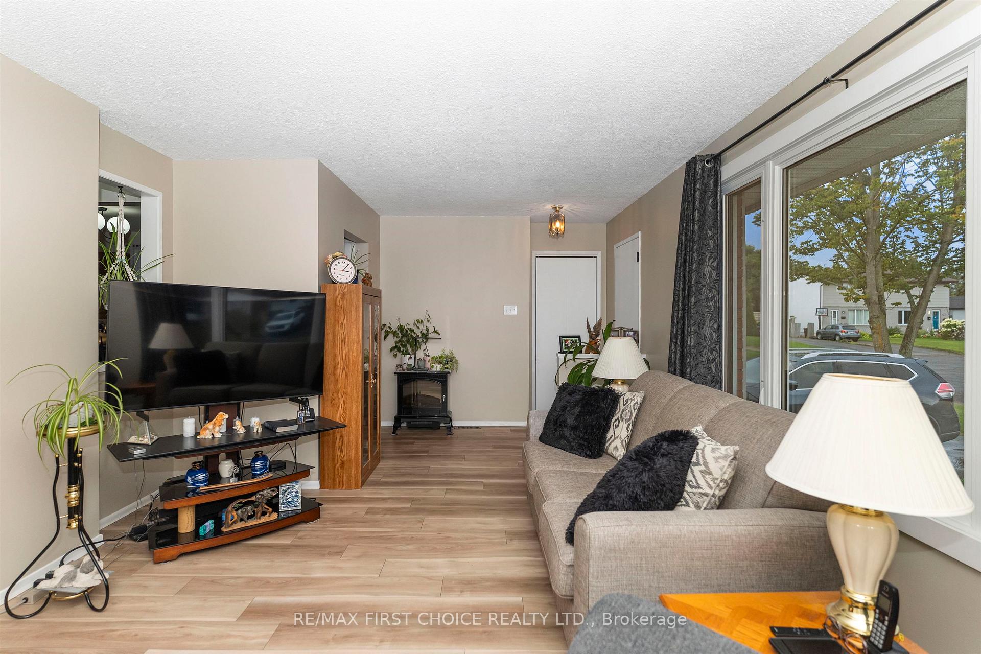 Photo 5 of 422 Simon Fraser Drive, Thunder Bay, Northwood Park — HOMEH