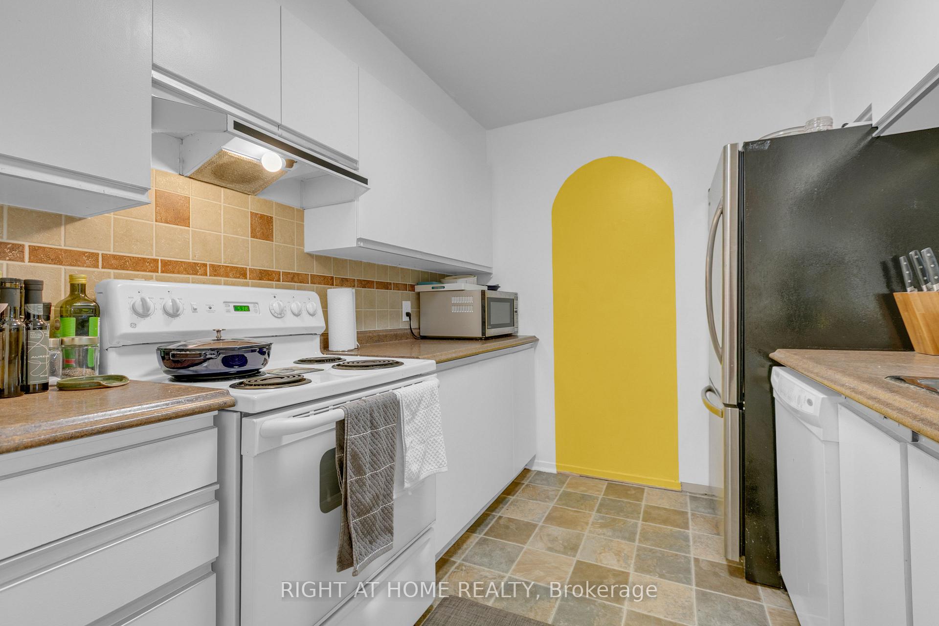 Photo 6 of Unit 301, 280 Brittany Drive, Ottawa, Viscount Alexander Park — HOMEH