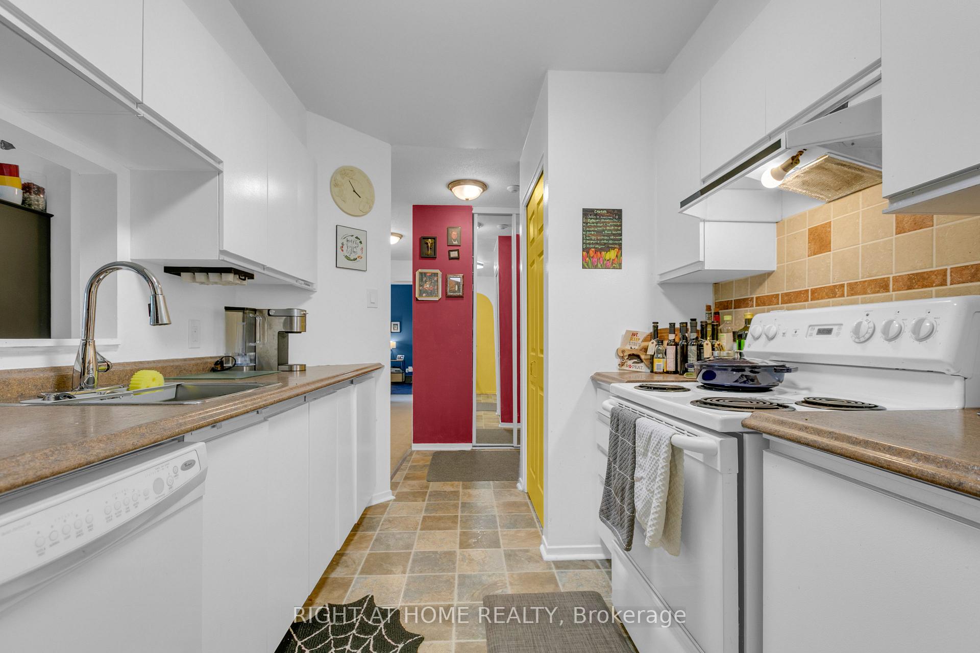 Photo 8 of Unit 301, 280 Brittany Drive, Ottawa, Viscount Alexander Park — HOMEH