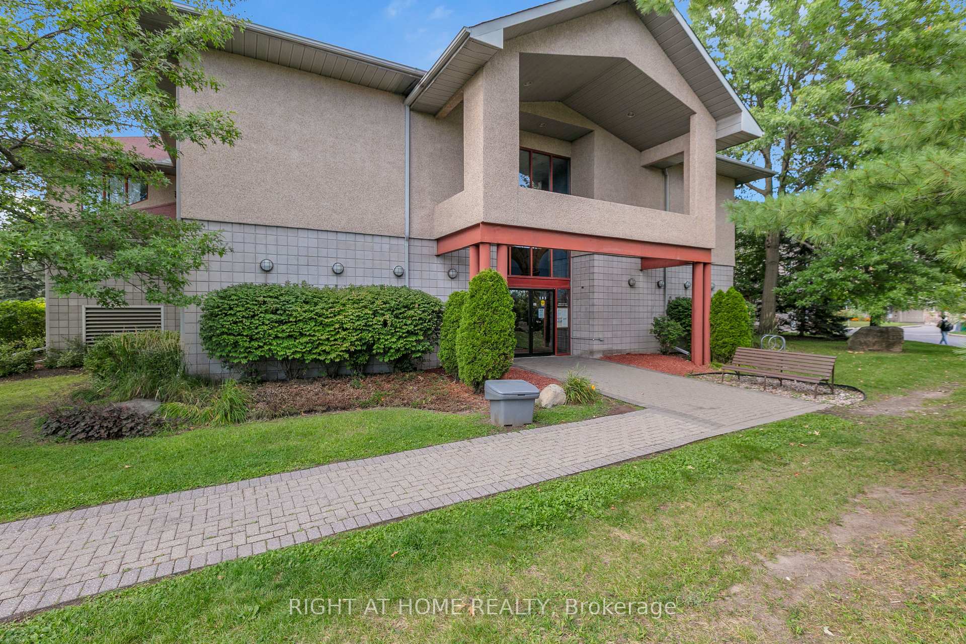 Photo 24 of Unit 301, 280 Brittany Drive, Ottawa, Viscount Alexander Park — HOMEH