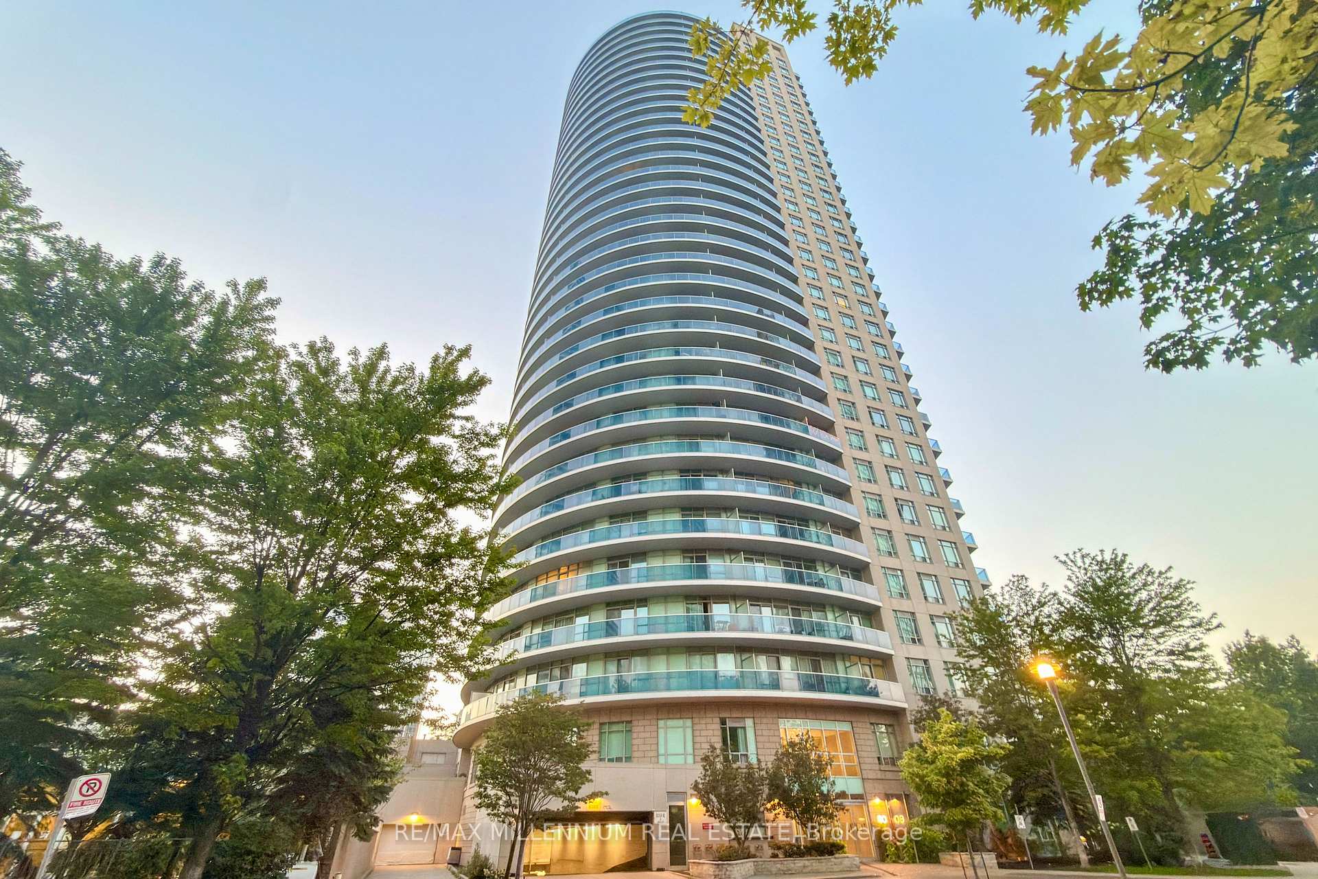 Photo 2 of Unit LPH06, 80 Absolute Avenue, Mississauga, City Centre — HOMEH