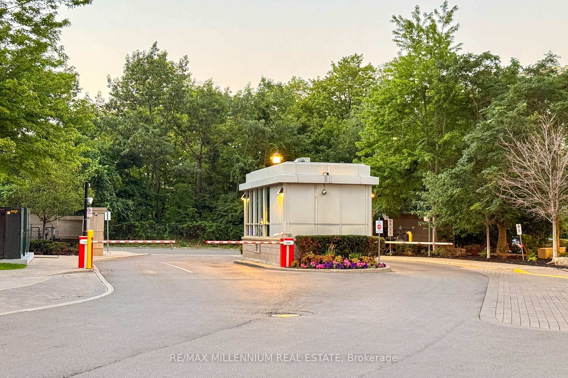 Photo 4 of Unit LPH06, 80 Absolute Avenue, Mississauga, City Centre — HOMEH