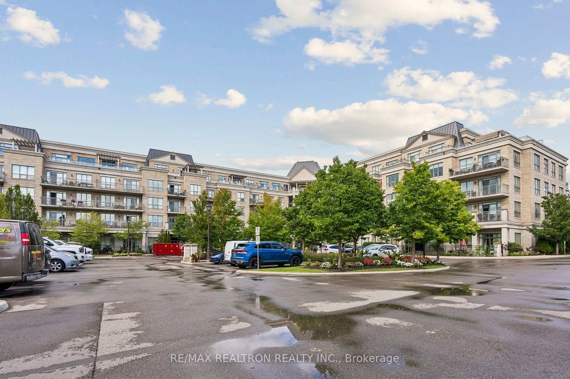 Photo 3 of Unit 304, 180 John Way, Aurora, Bayview Wellington — HOMEH