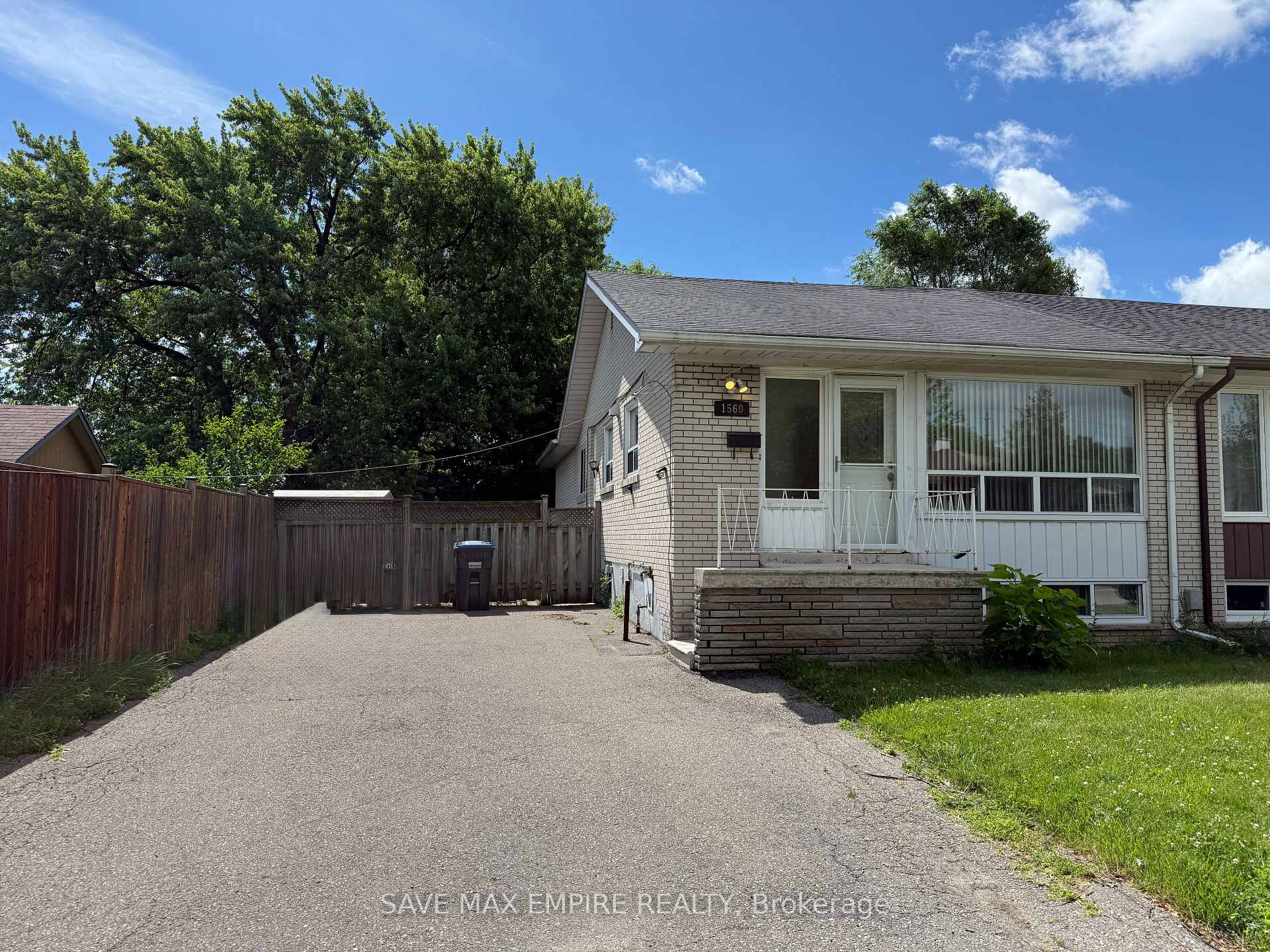 Photo 2 of 1560 Sandgate Crescent, Mississauga, Clarkson — HOMEH