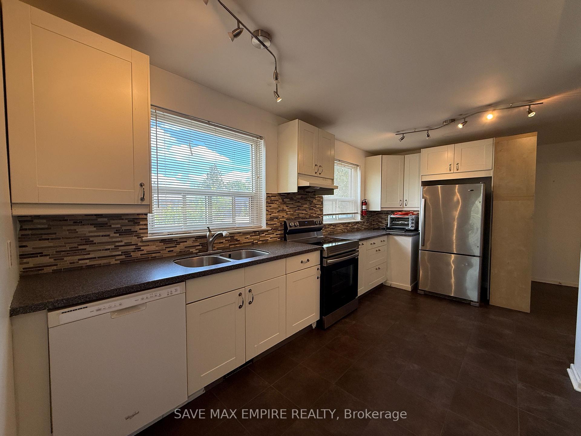 Photo 3 of 1560 Sandgate Crescent, Mississauga, Clarkson — HOMEH