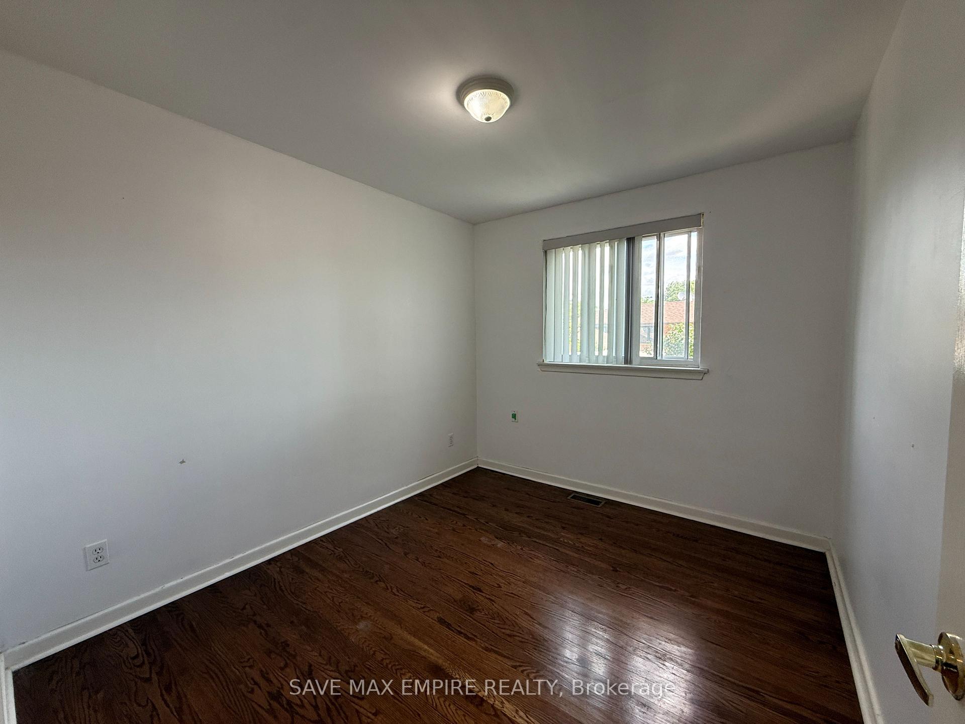Photo 8 of 1560 Sandgate Crescent, Mississauga, Clarkson — HOMEH