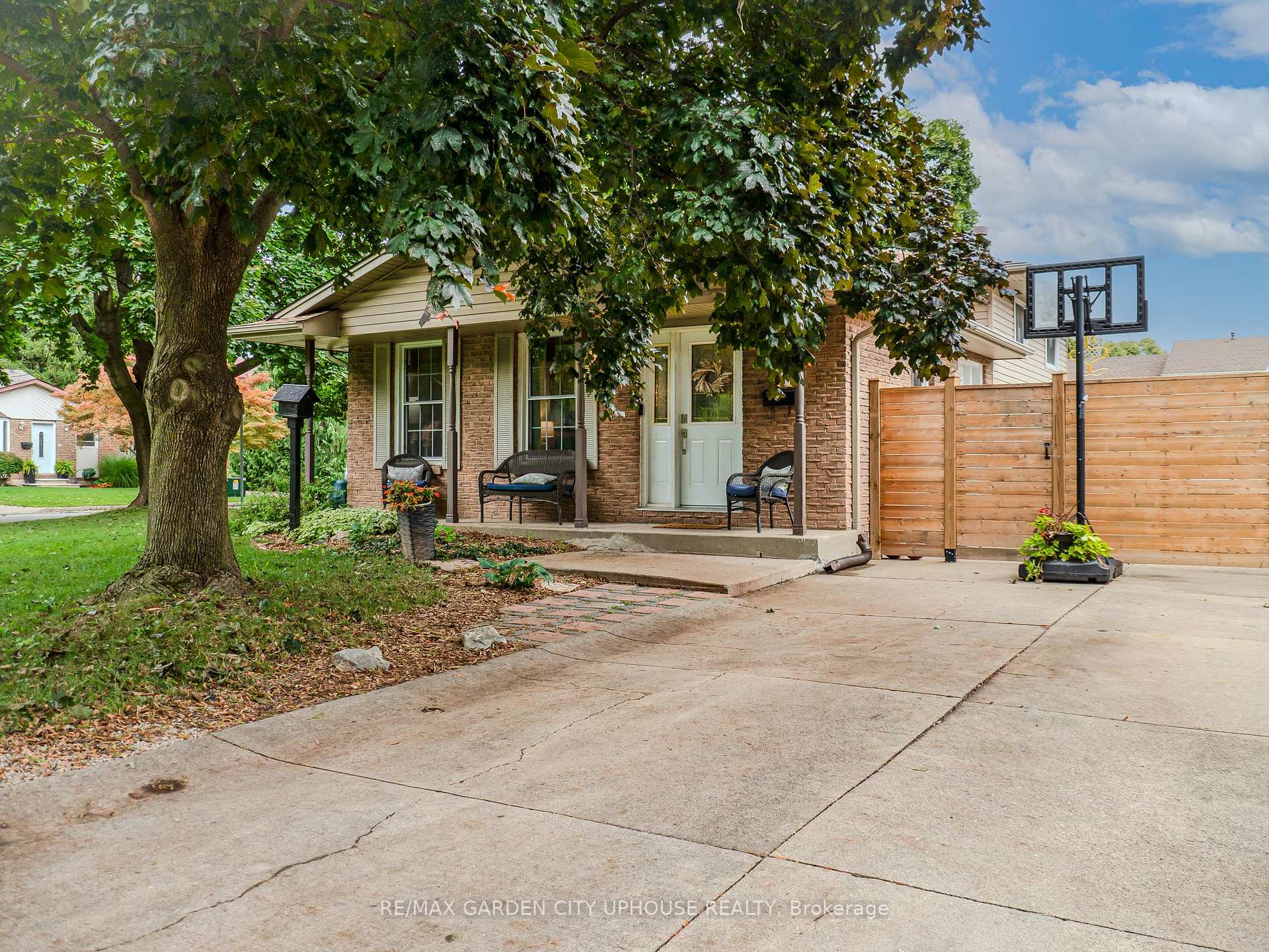 Photo 2 of 24 Greenmeadow Court, St. Catharines, Fairview — HOMEH