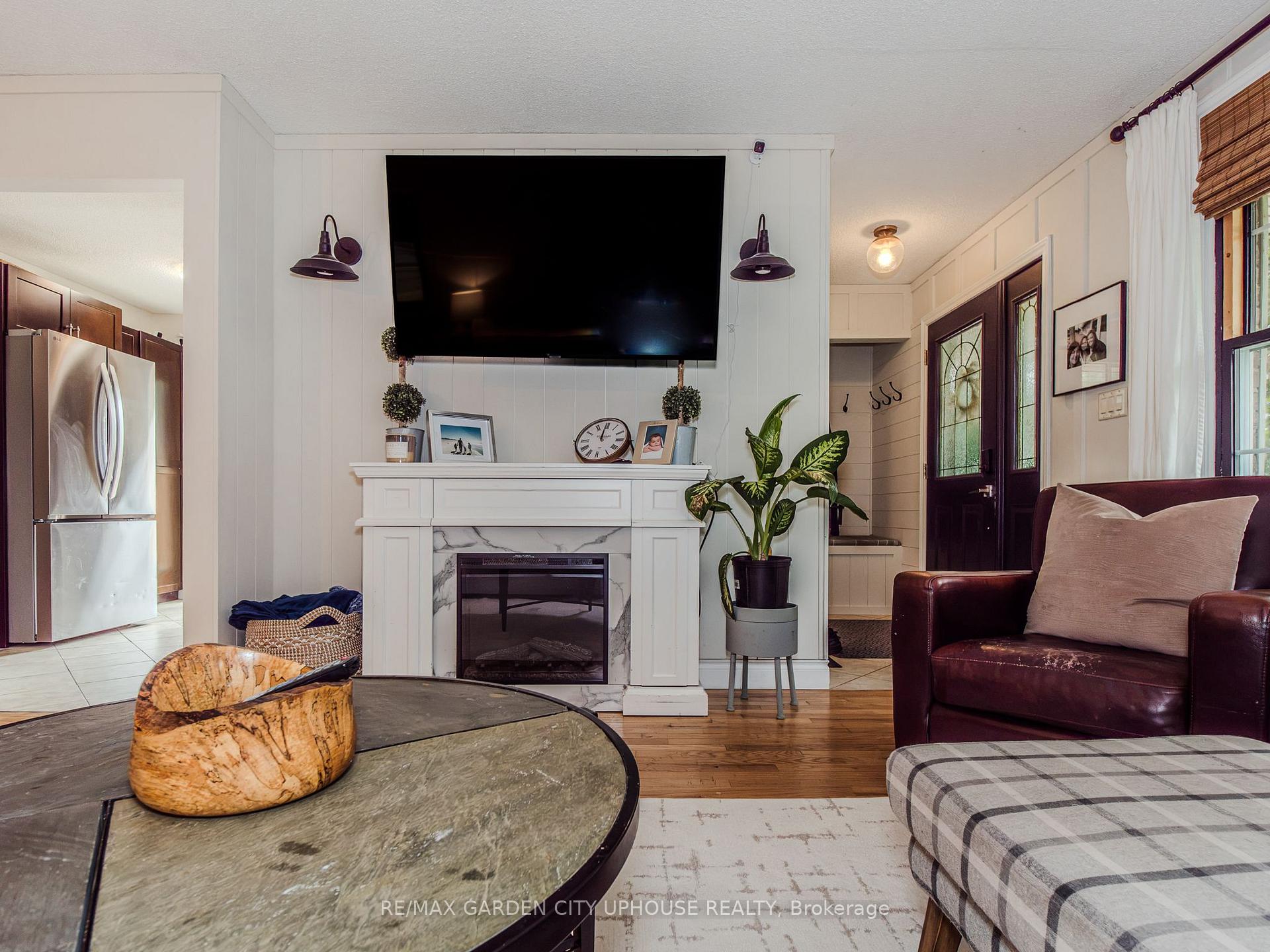 Photo 3 of 24 Greenmeadow Court, St. Catharines, Fairview — HOMEH