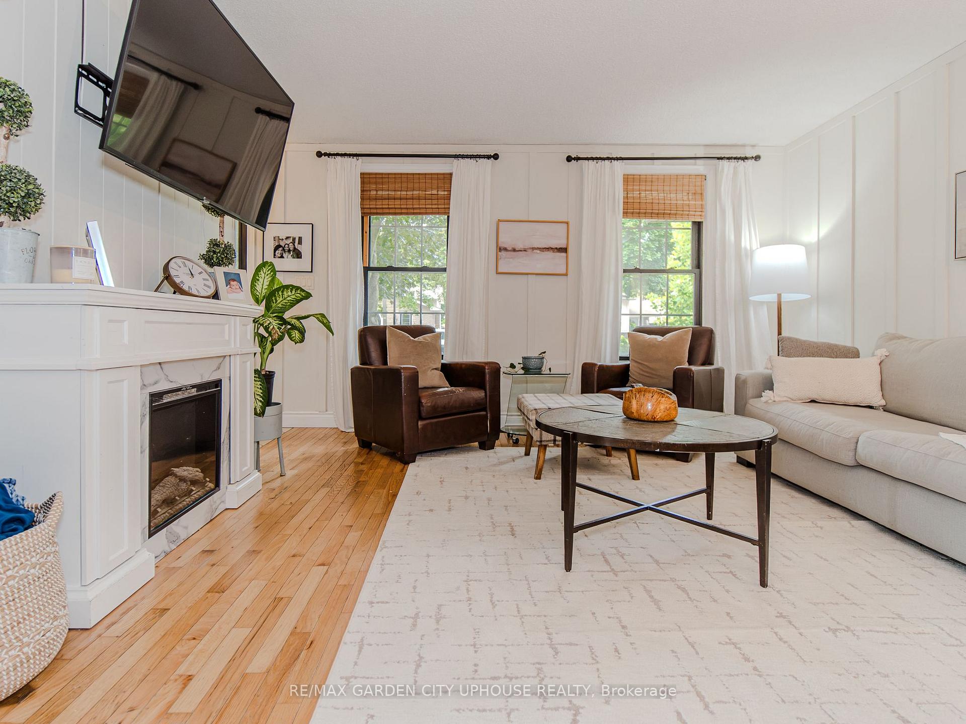 Photo 5 of 24 Greenmeadow Court, St. Catharines, Fairview — HOMEH