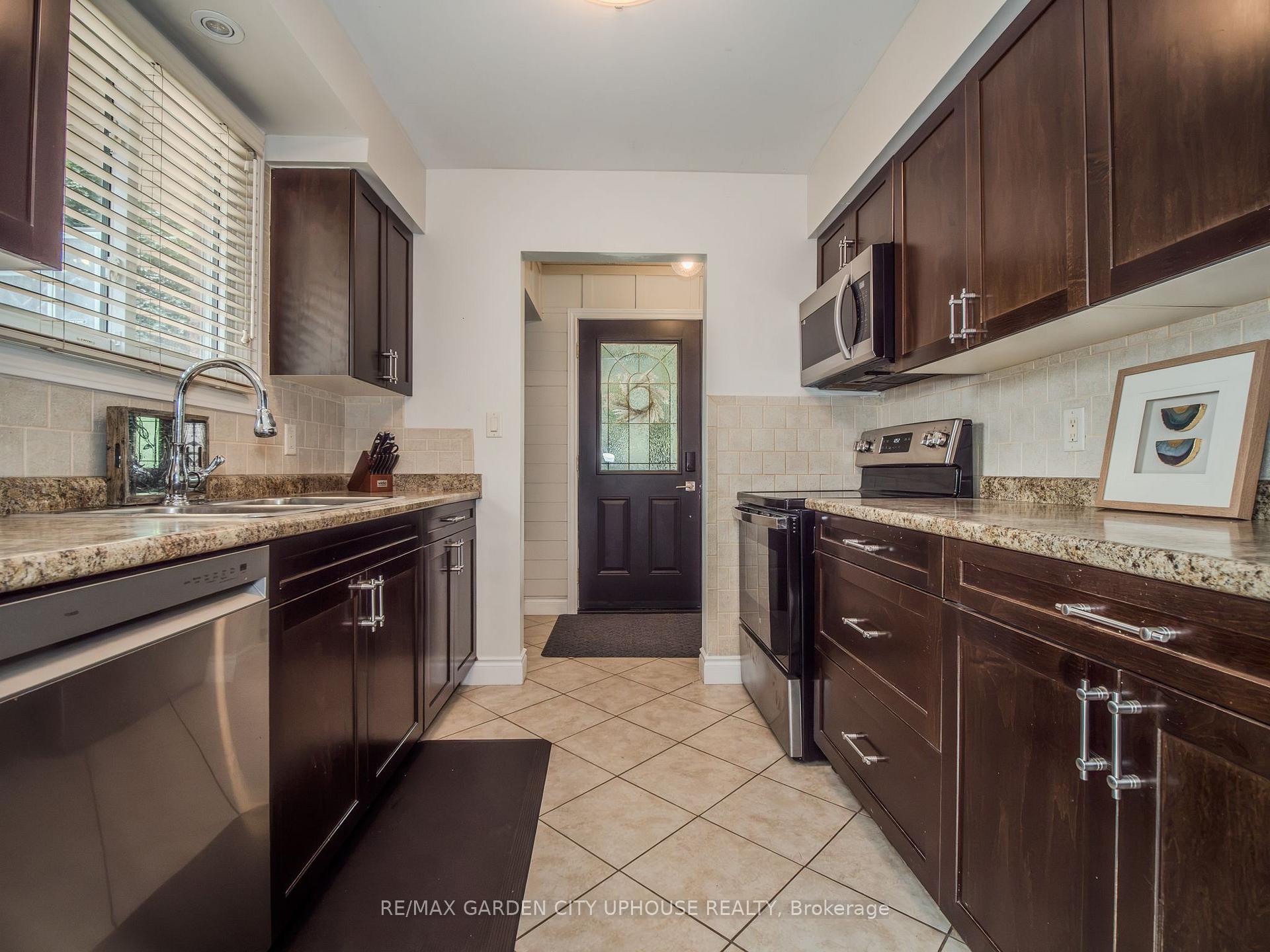 Photo 8 of 24 Greenmeadow Court, St. Catharines, Fairview — HOMEH