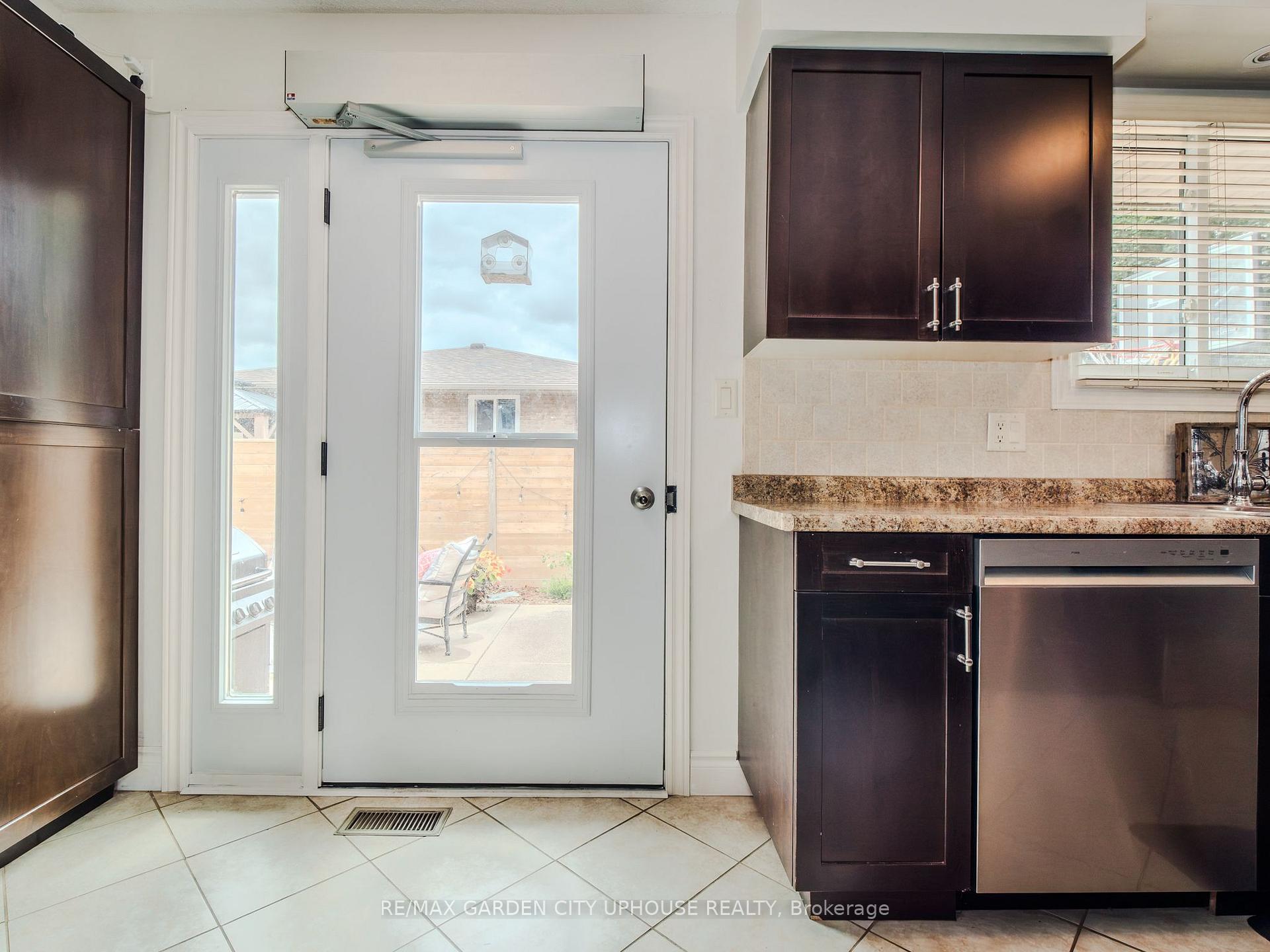 Photo 9 of 24 Greenmeadow Court, St. Catharines, Fairview — HOMEH