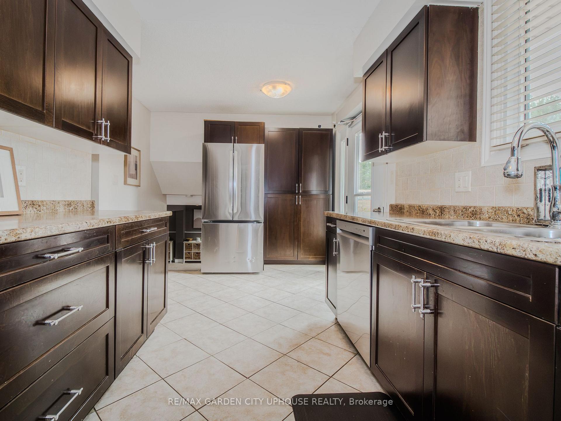 Photo 10 of 24 Greenmeadow Court, St. Catharines, Fairview — HOMEH