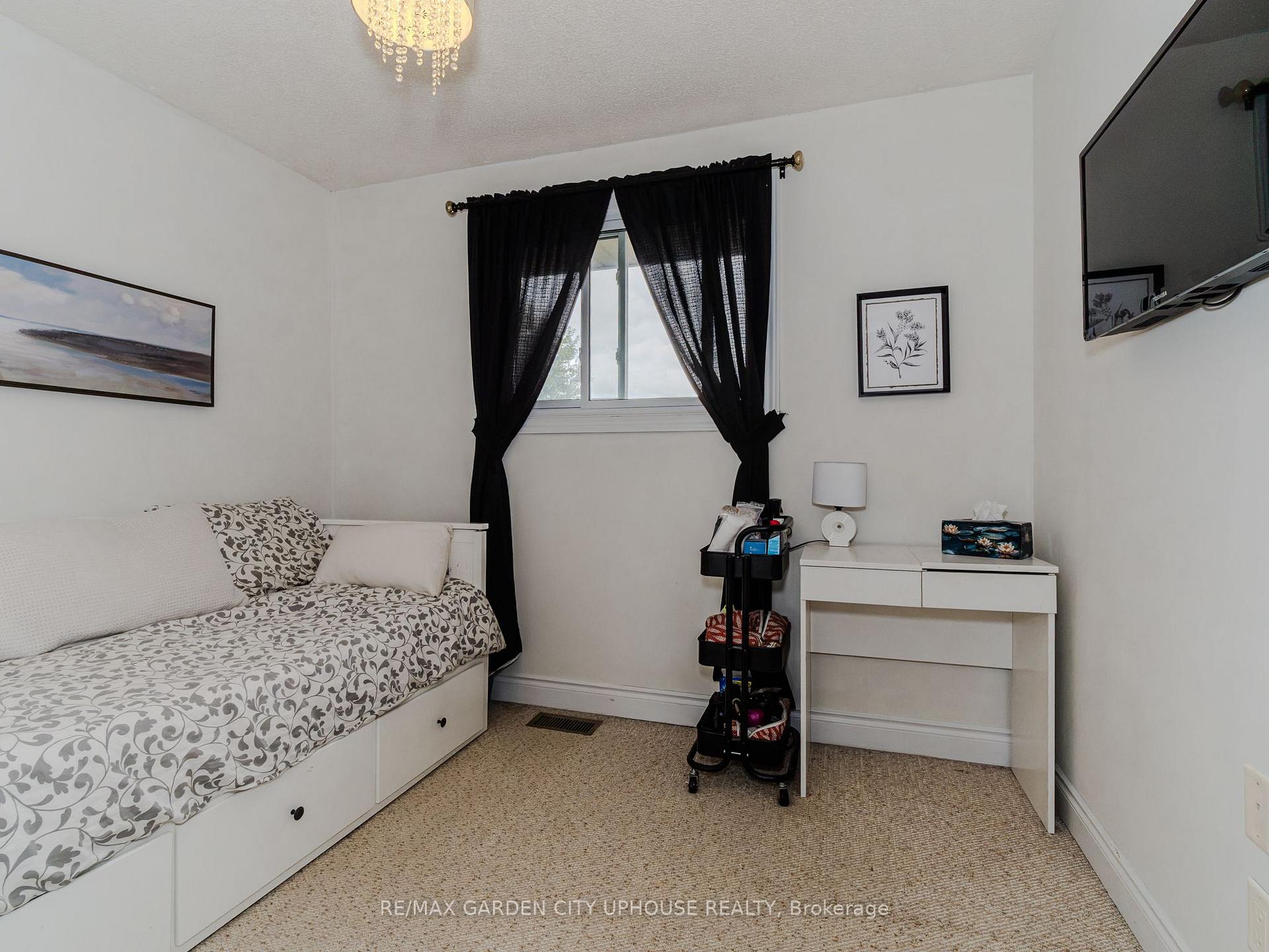 Photo 13 of 24 Greenmeadow Court, St. Catharines, Fairview — HOMEH