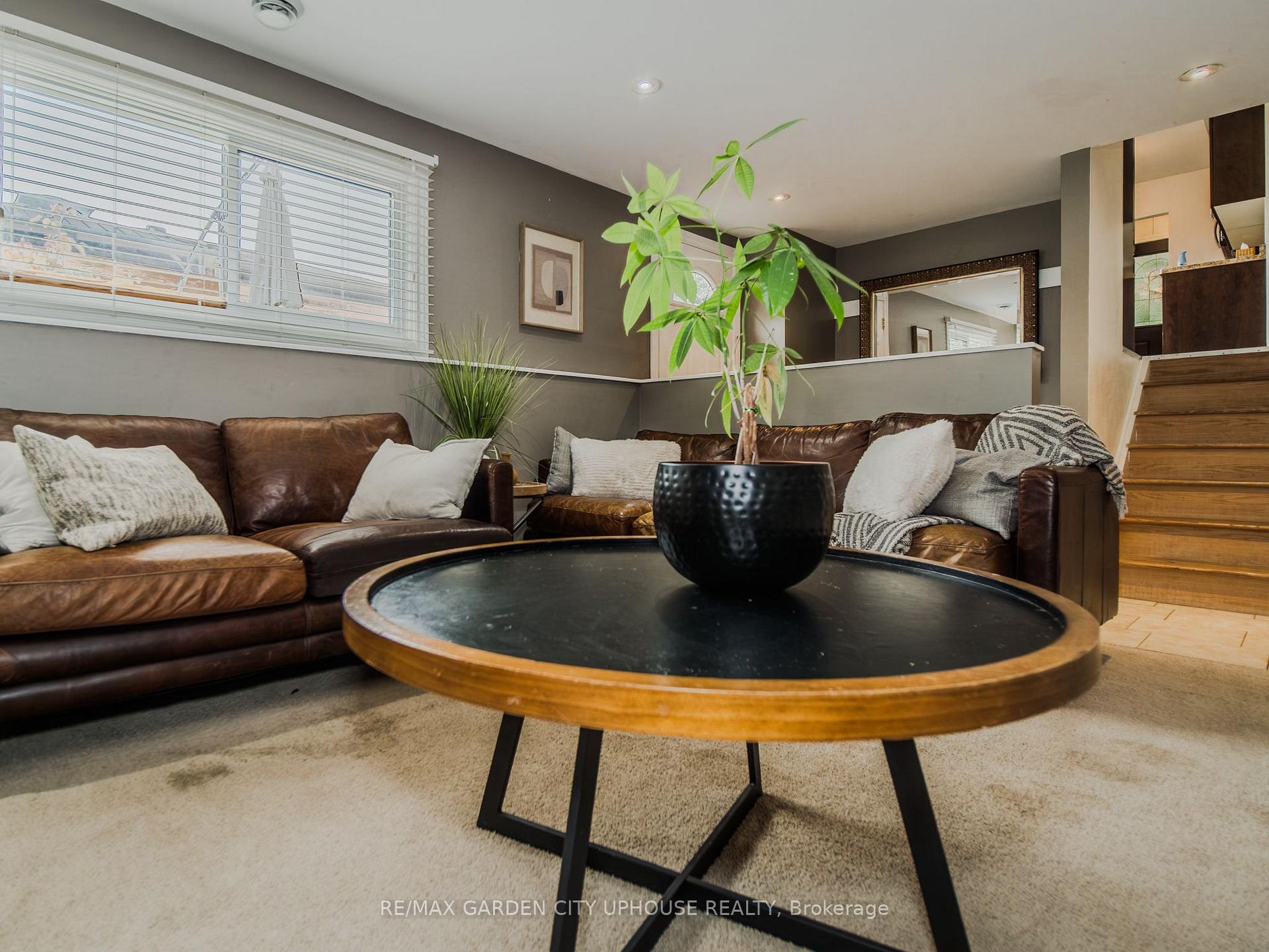 Photo 16 of 24 Greenmeadow Court, St. Catharines, Fairview — HOMEH