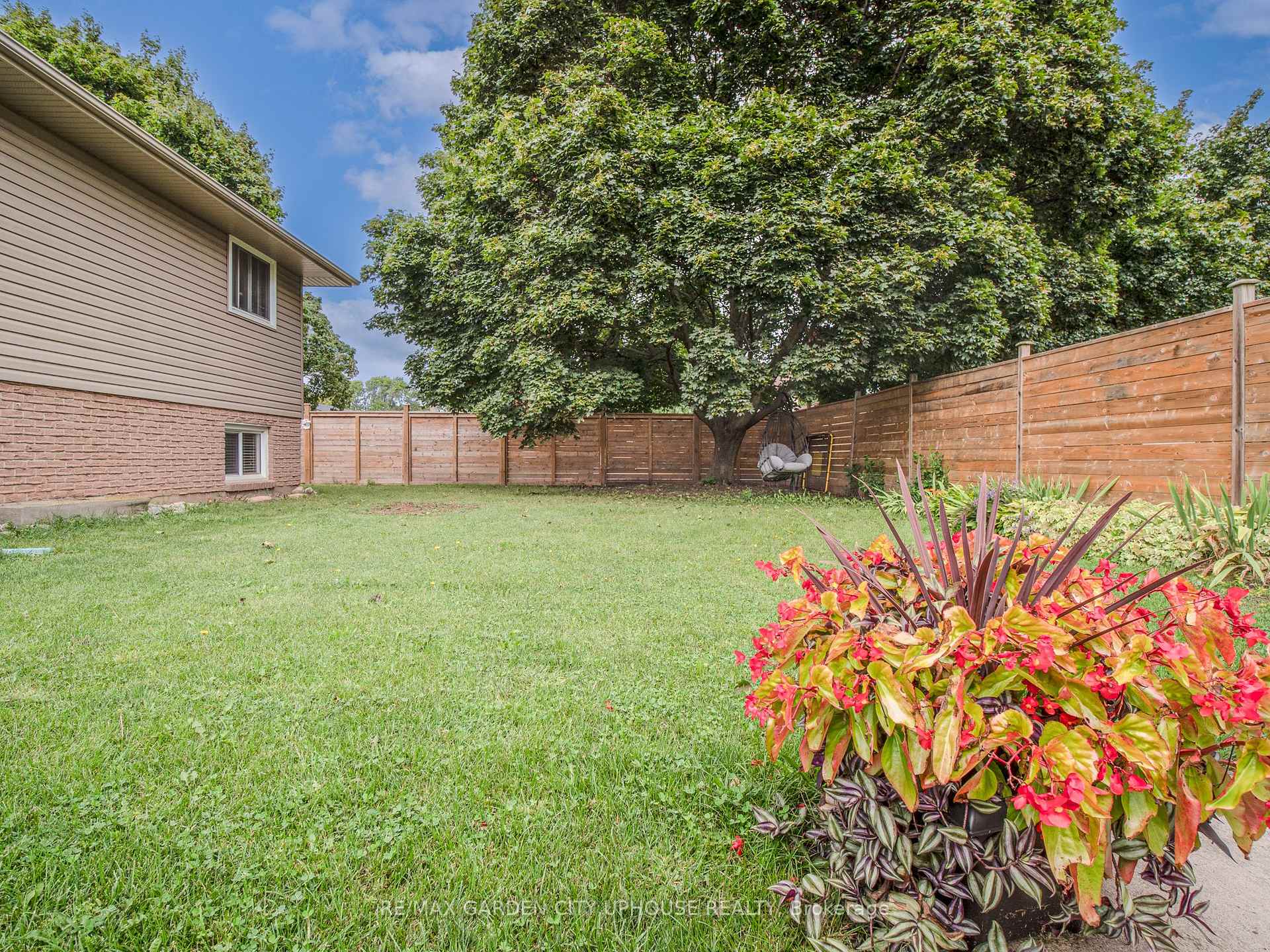Photo 25 of 24 Greenmeadow Court, St. Catharines, Fairview — HOMEH