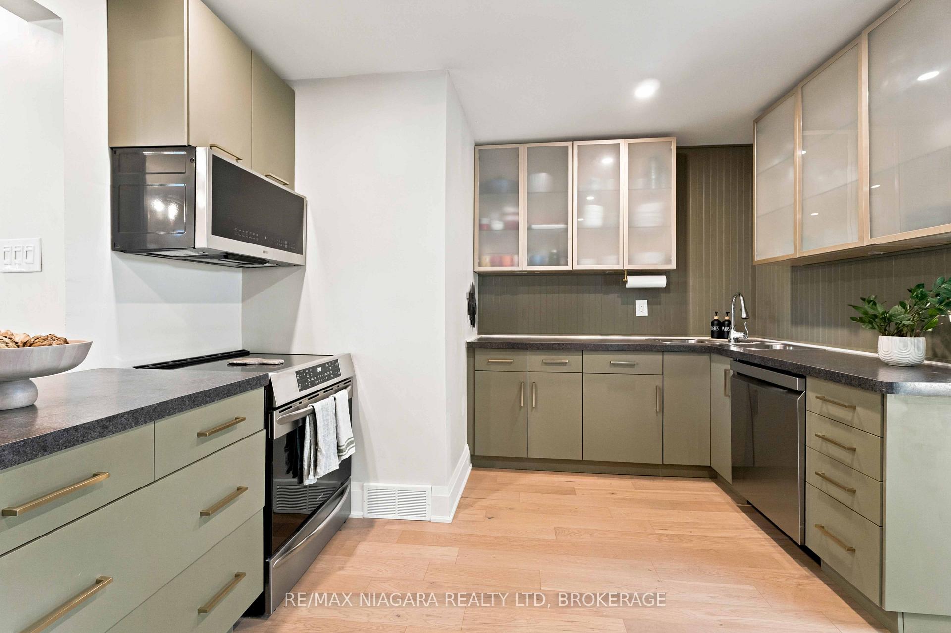 Photo 10 of 9 Johnston Street, St. Catharines, Port Dalhousie — HOMEH
