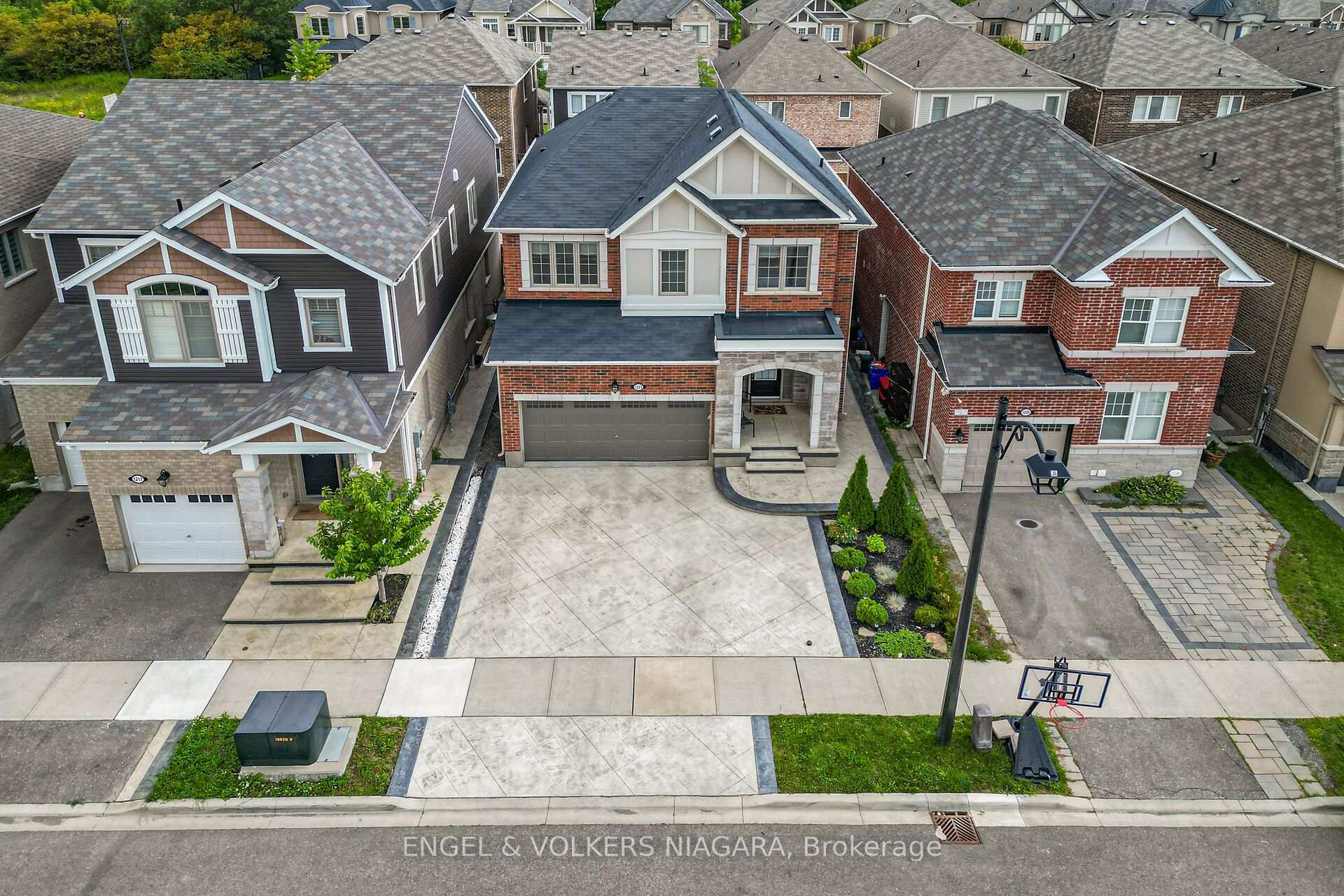 Photo 4 of 1221 Rose Way S, Milton, Cobban — HOMEH