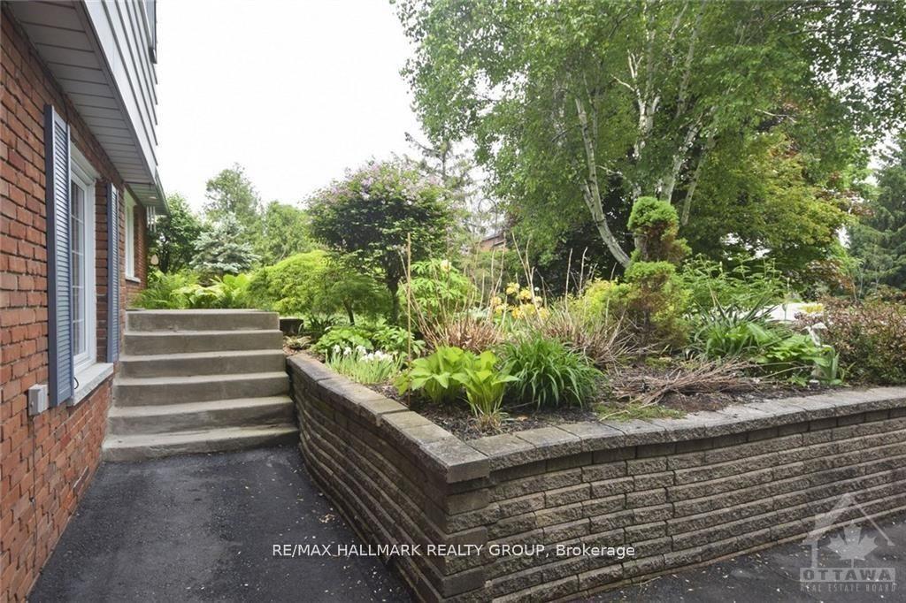 Photo 2 of 14 Whippoorwill Drive, Ottawa, Rothwell Heights — HOMEH