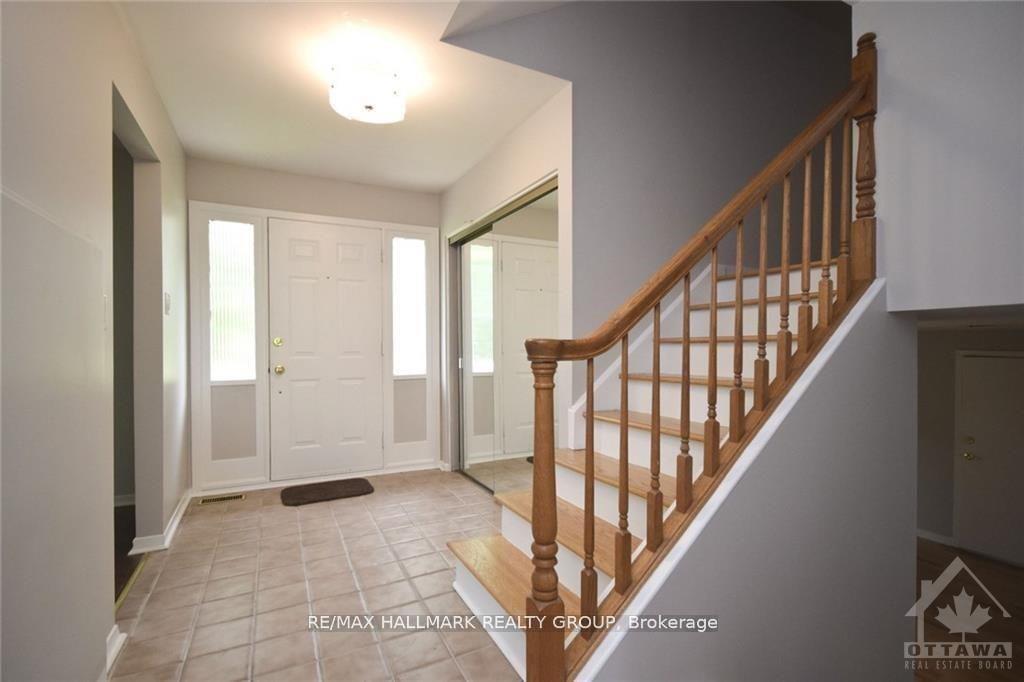 Photo 3 of 14 Whippoorwill Drive, Ottawa, Rothwell Heights — HOMEH