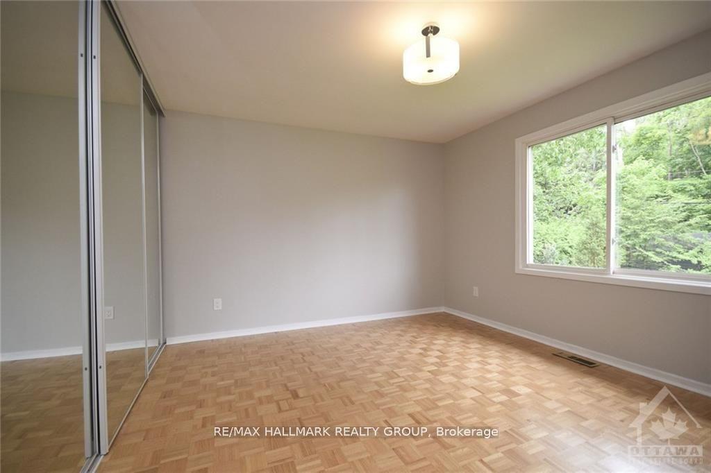 Photo 9 of 14 Whippoorwill Drive, Ottawa, Rothwell Heights — HOMEH