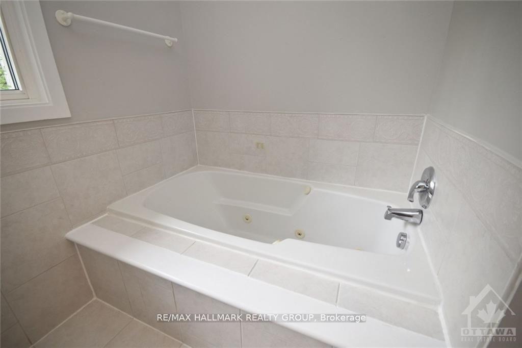Photo 11 of 14 Whippoorwill Drive, Ottawa, Rothwell Heights — HOMEH