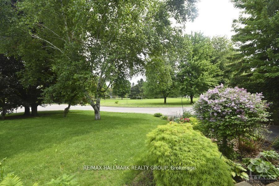 Photo 23 of 14 Whippoorwill Drive, Ottawa, Rothwell Heights — HOMEH