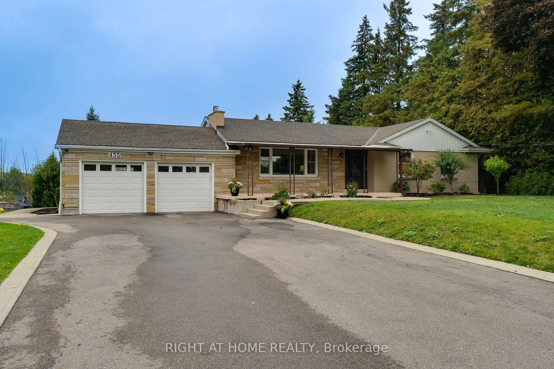 Photo 2 of 435 Parkside Drive, Hamilton, Waterdown — HOMEH