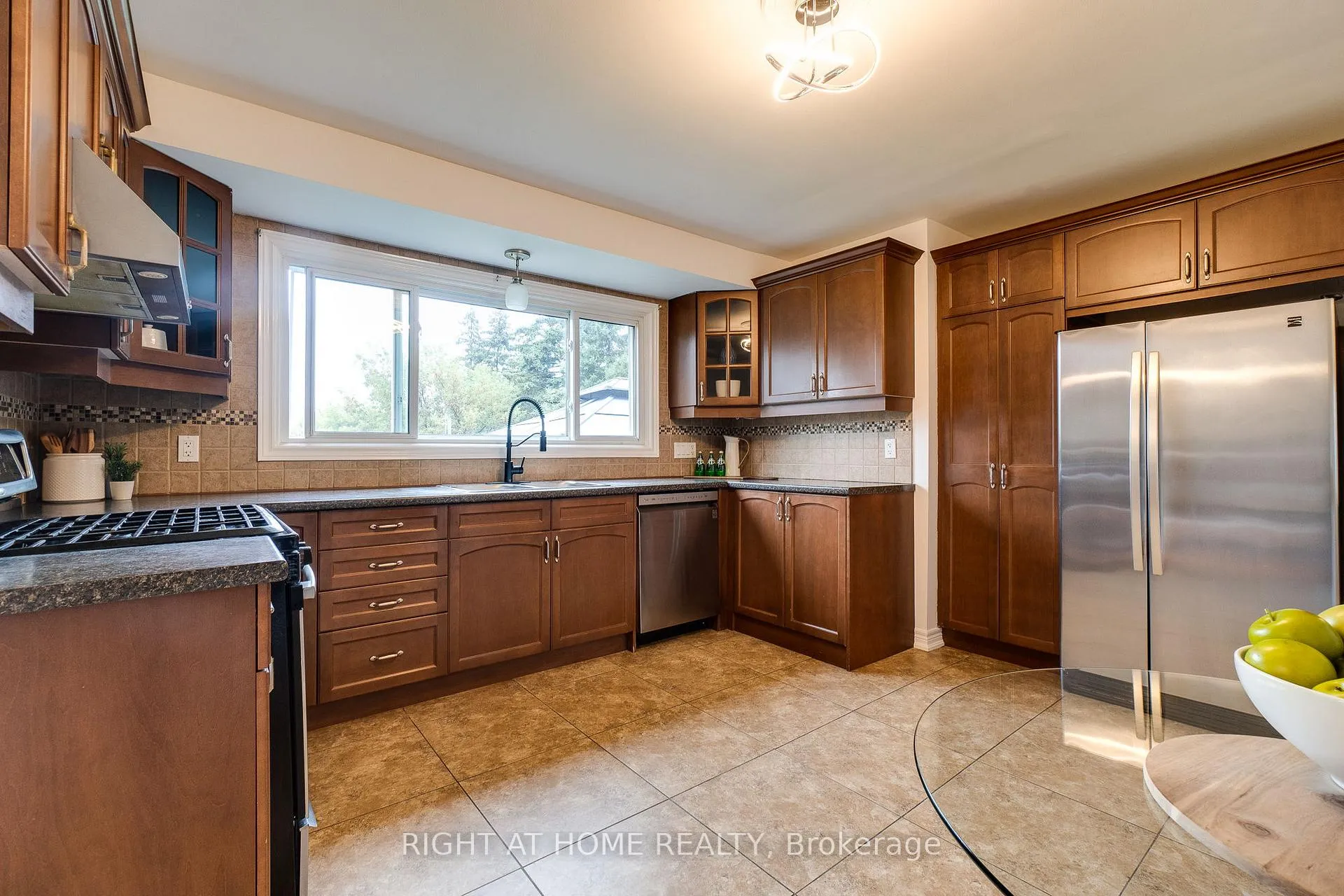 Photo 12 of 435 Parkside Drive, Hamilton, Waterdown — HOMEH