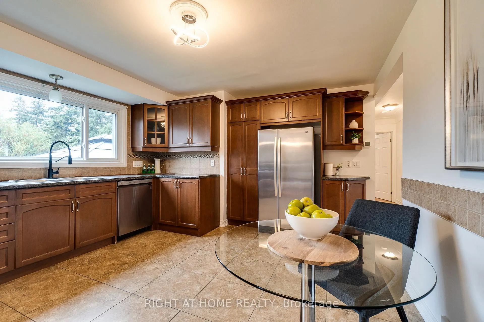 Photo 13 of 435 Parkside Drive, Hamilton, Waterdown — HOMEH