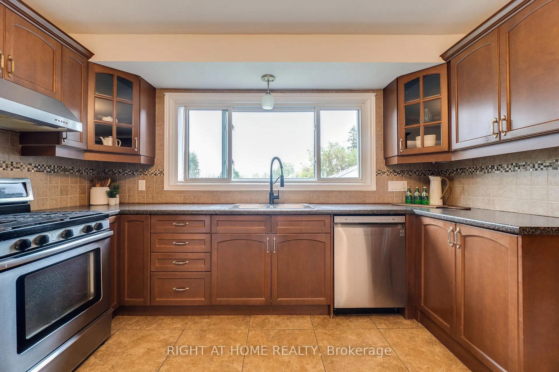 Photo 15 of 435 Parkside Drive, Hamilton, Waterdown — HOMEH