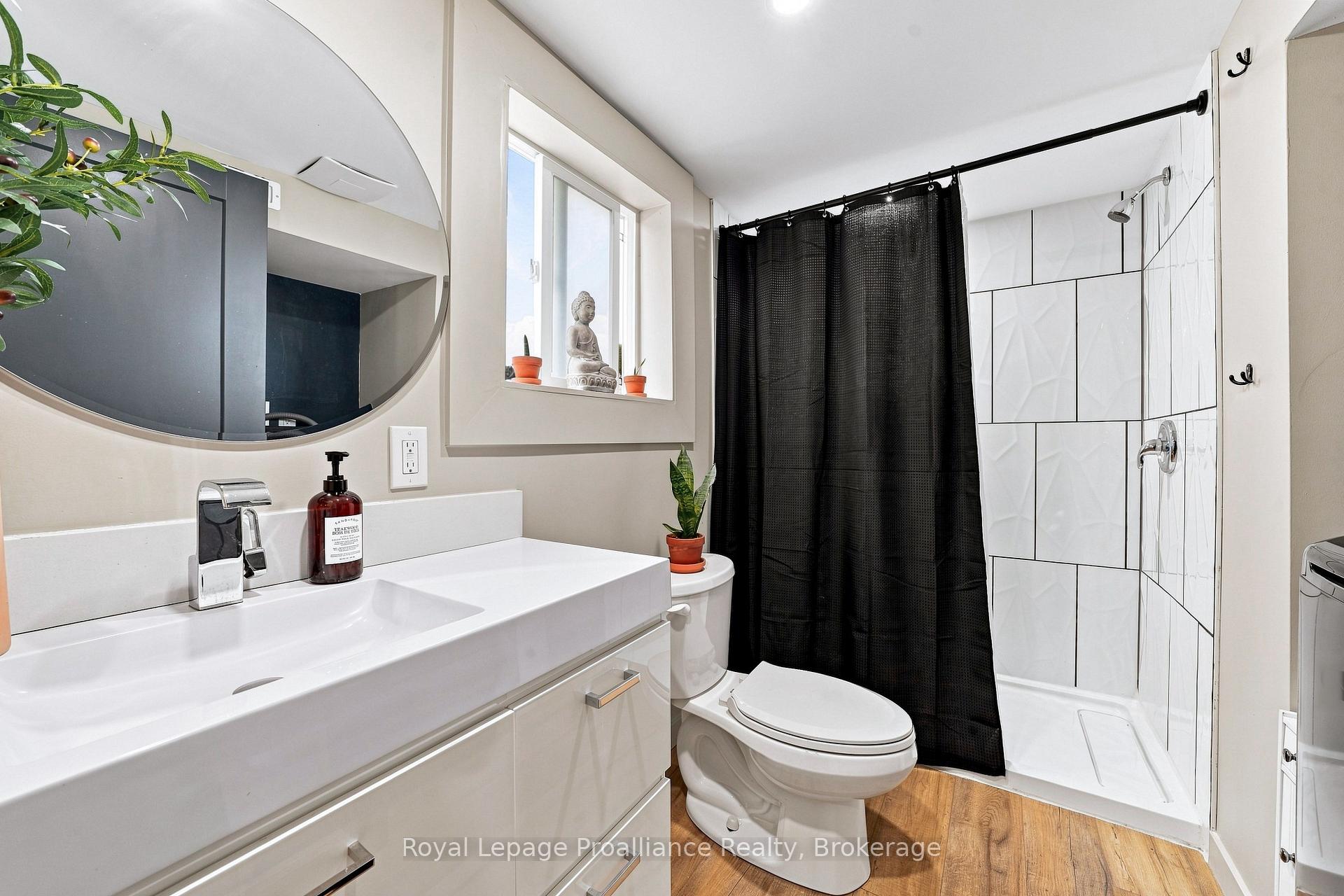 Photo 4 of 161 University Avenue, Belleville, Belleville Ward — HOMEH