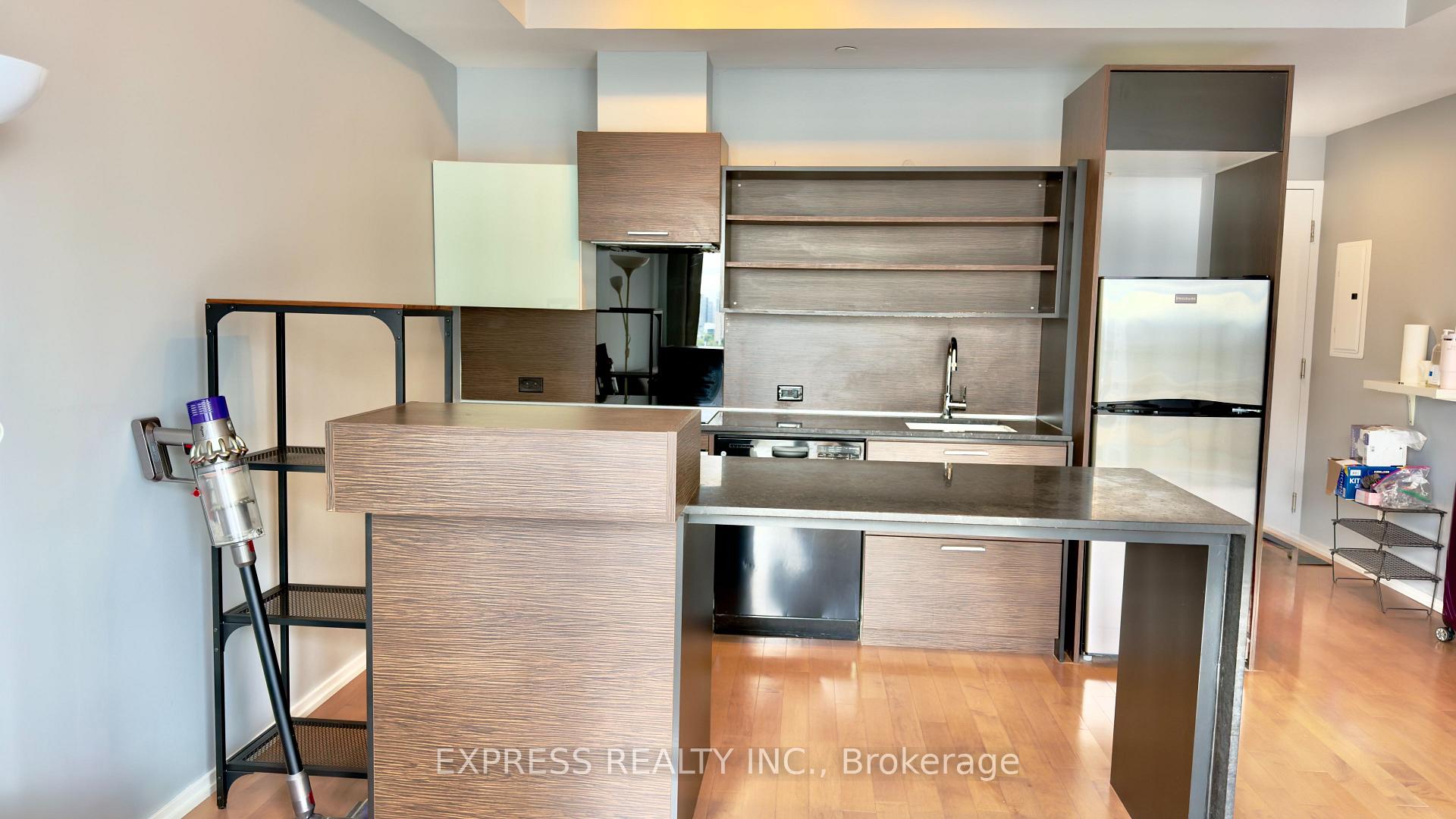 Photo 3 of Unit 2006, 75 St. Nicholas Street, Toronto, Bay Street Corridor — HOMEH