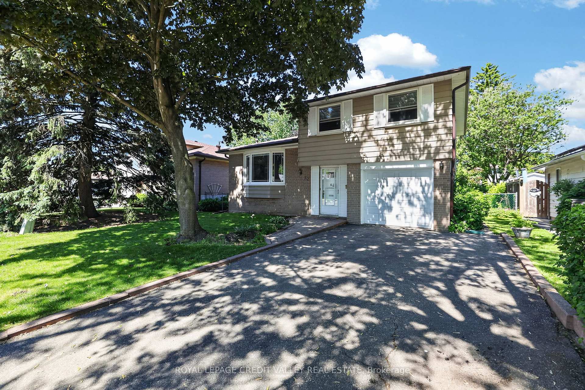 Photo 2 of 32 Farmington Drive, Brampton, Brampton East — HOMEH
