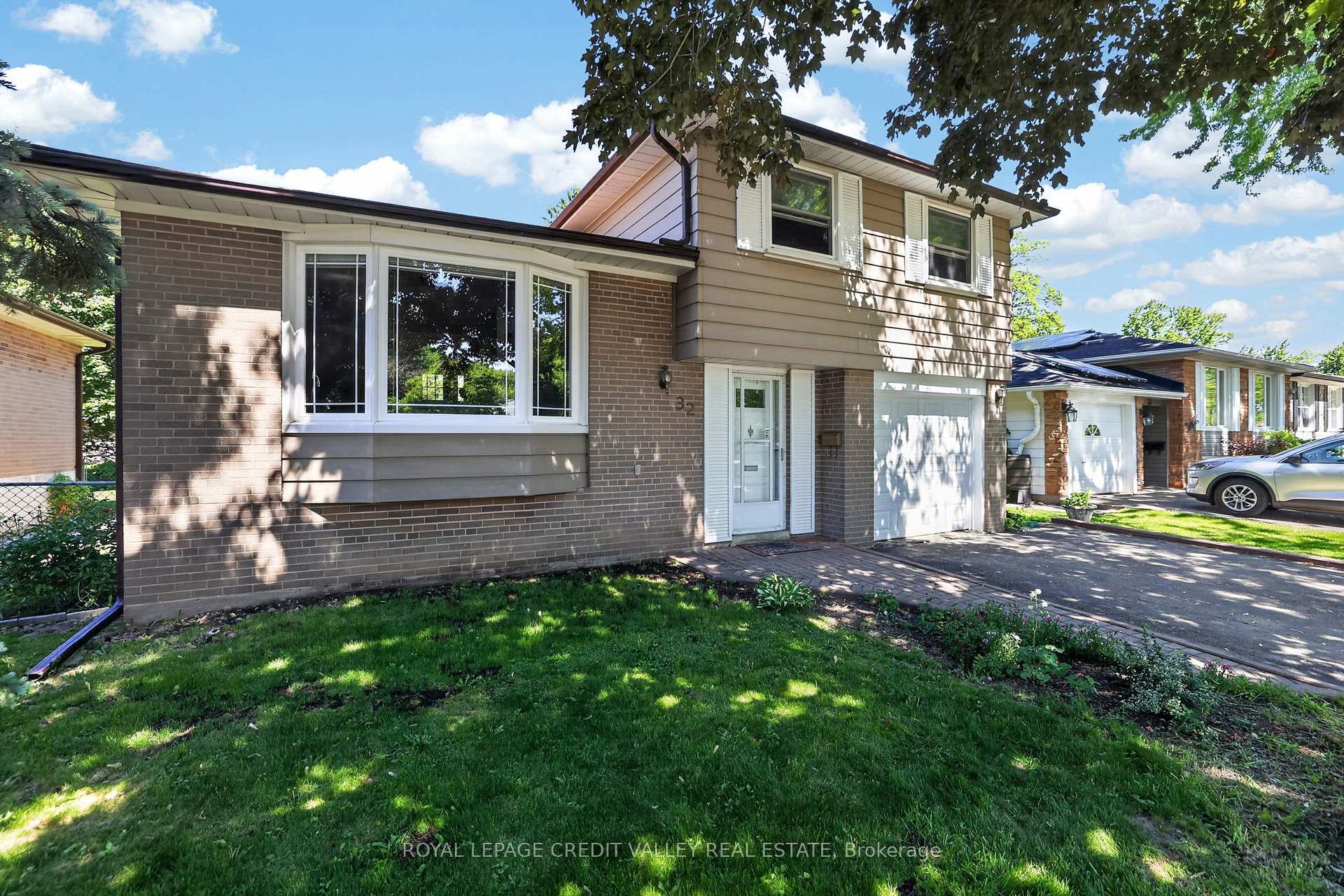 Photo 3 of 32 Farmington Drive, Brampton, Brampton East — HOMEH