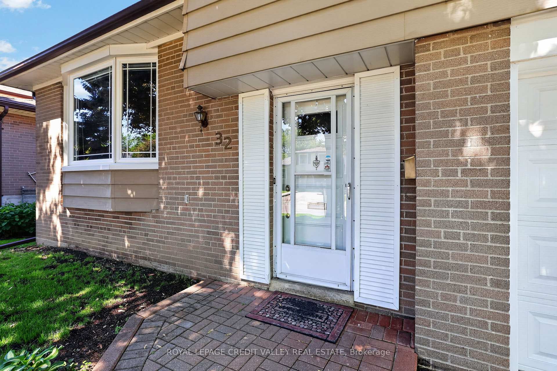 Photo 4 of 32 Farmington Drive, Brampton, Brampton East — HOMEH