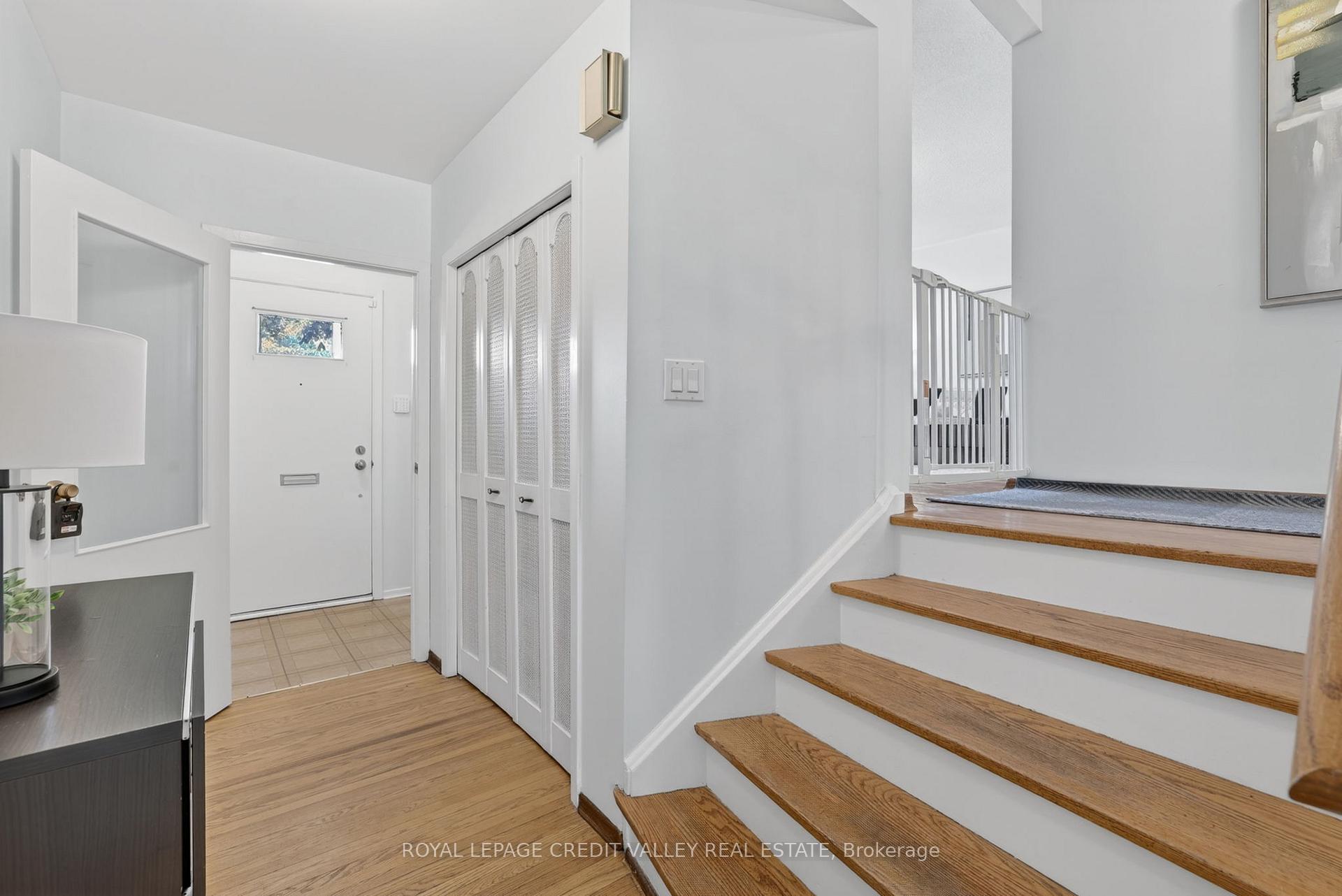 Photo 5 of 32 Farmington Drive, Brampton, Brampton East — HOMEH