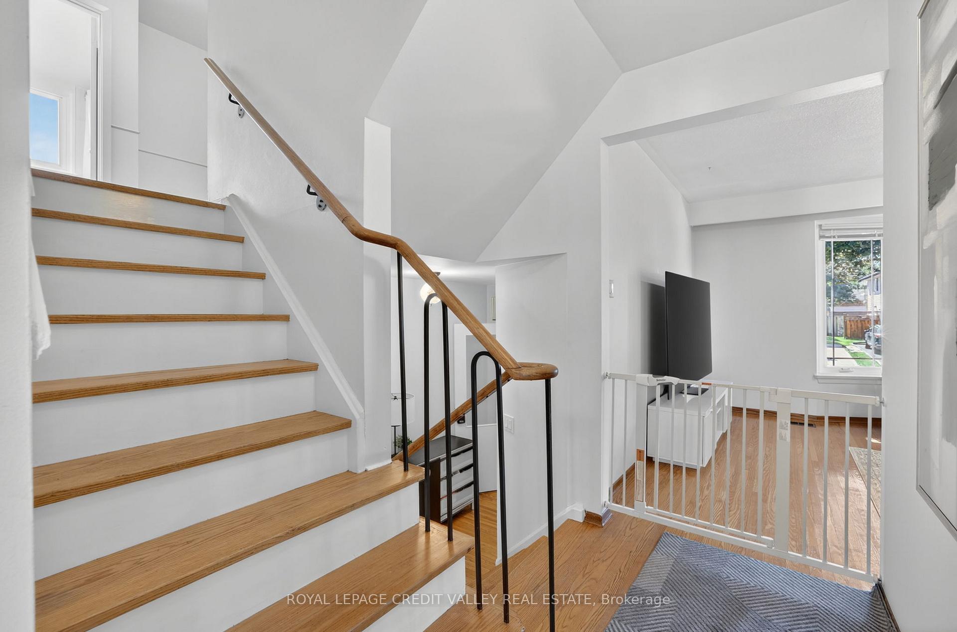 Photo 7 of 32 Farmington Drive, Brampton, Brampton East — HOMEH