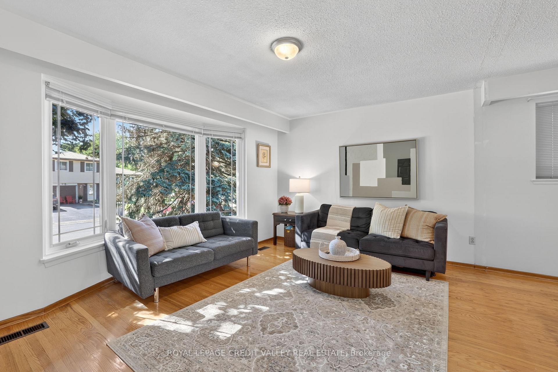 Photo 9 of 32 Farmington Drive, Brampton, Brampton East — HOMEH