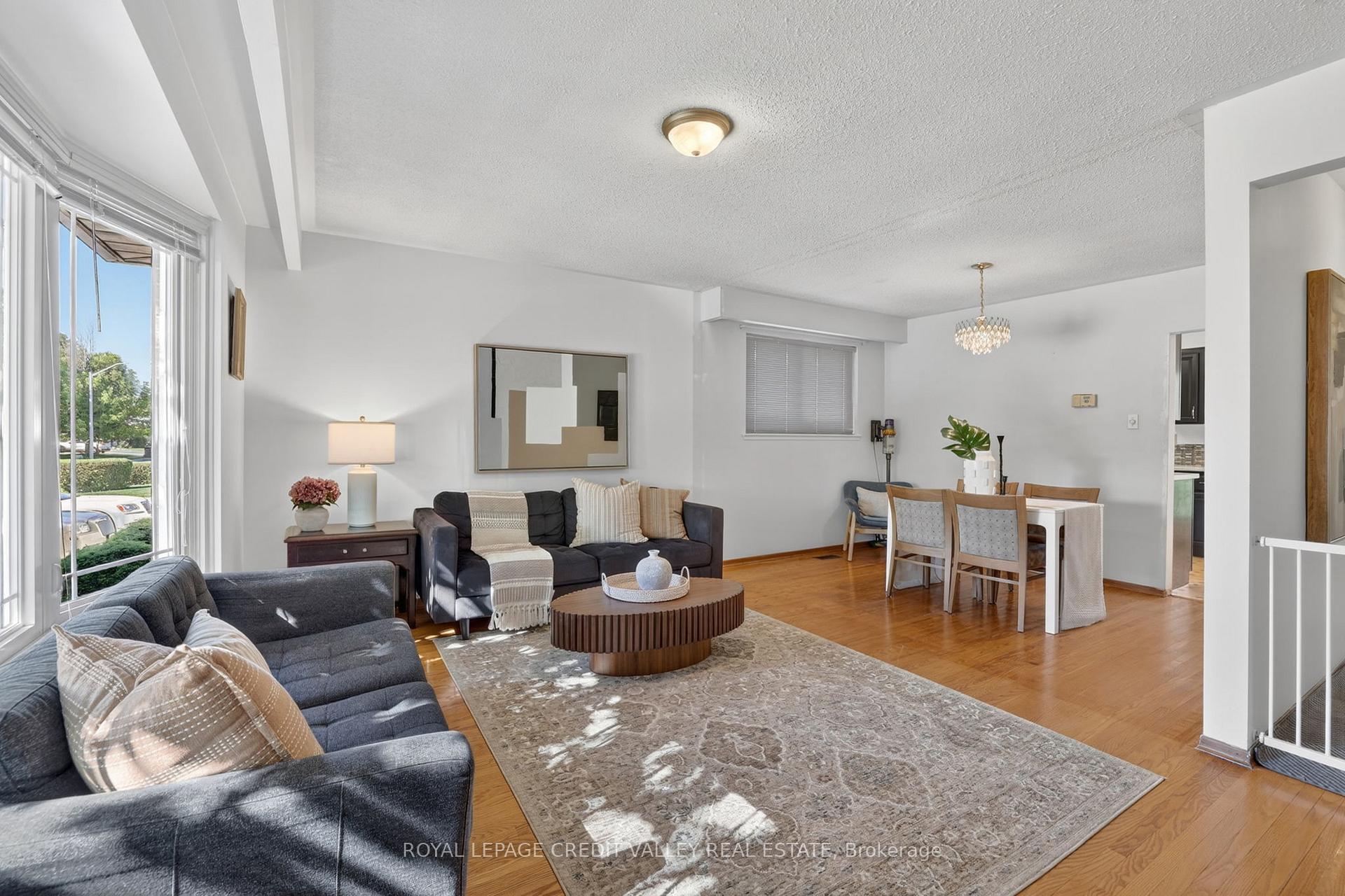 Photo 10 of 32 Farmington Drive, Brampton, Brampton East — HOMEH