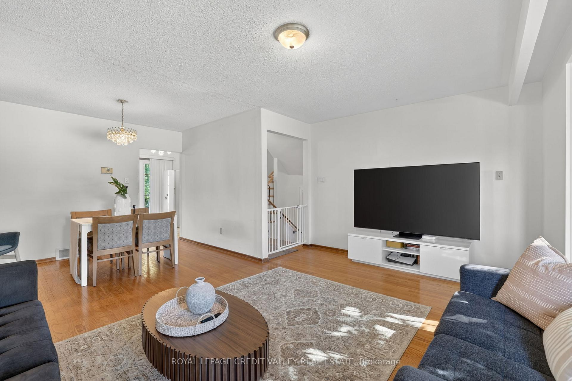 Photo 11 of 32 Farmington Drive, Brampton, Brampton East — HOMEH