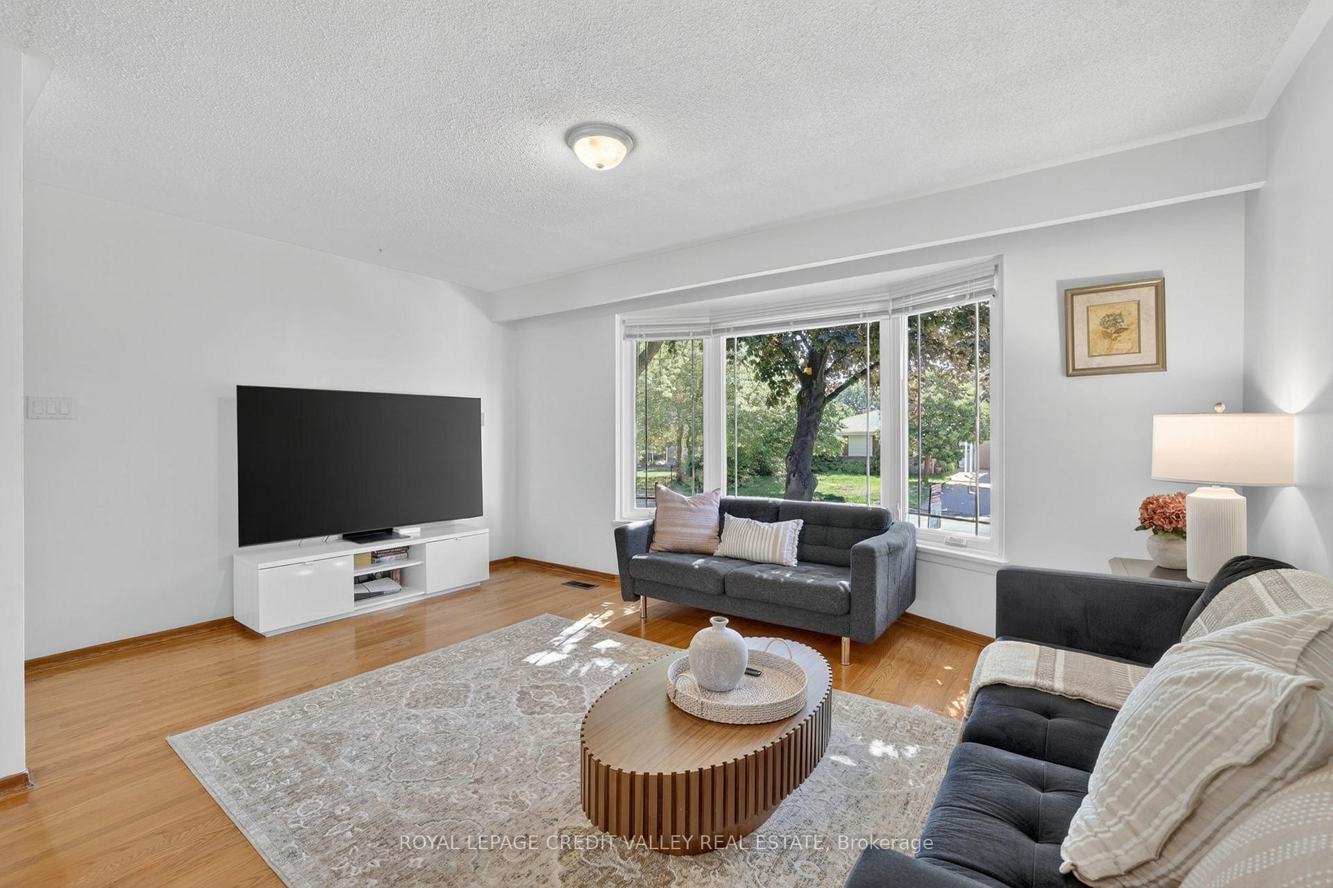 Photo 12 of 32 Farmington Drive, Brampton, Brampton East — HOMEH